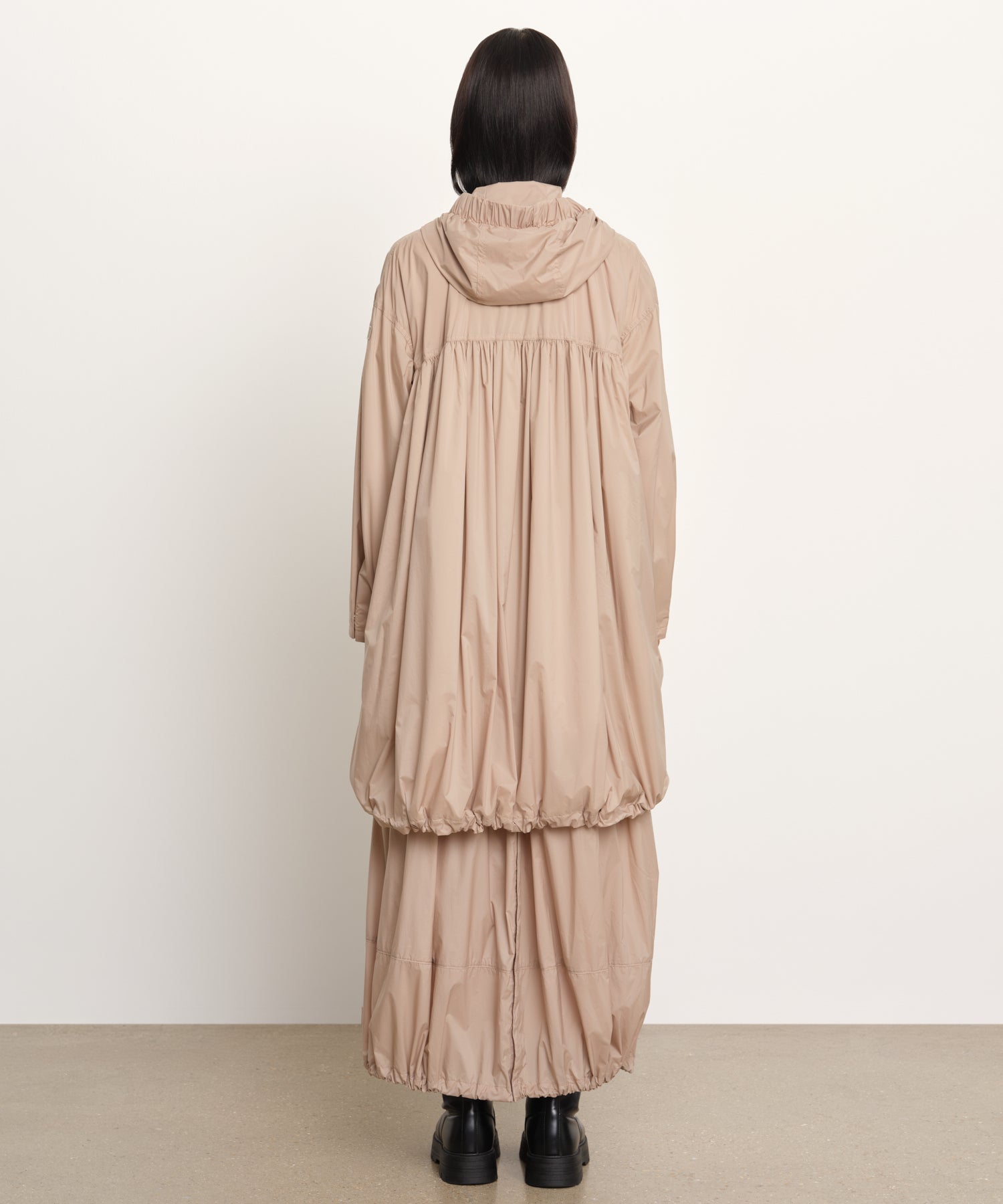 モデル身長177cm、着用サイズ2、着用カラーBEIGE