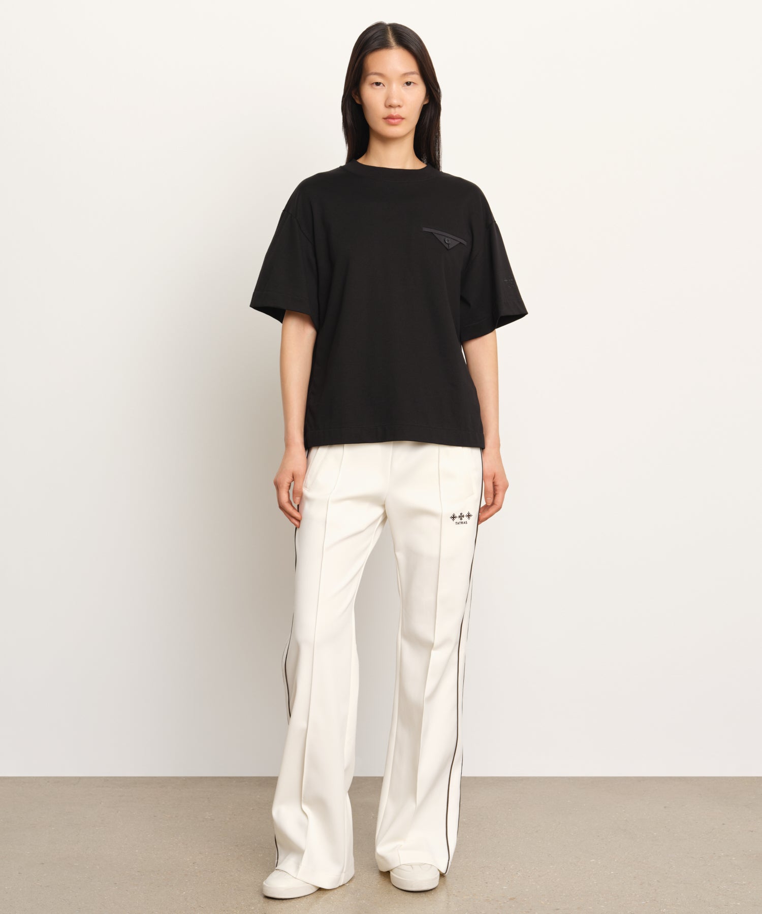 モデル身長177cm、着用サイズ2、着用カラーBLACK