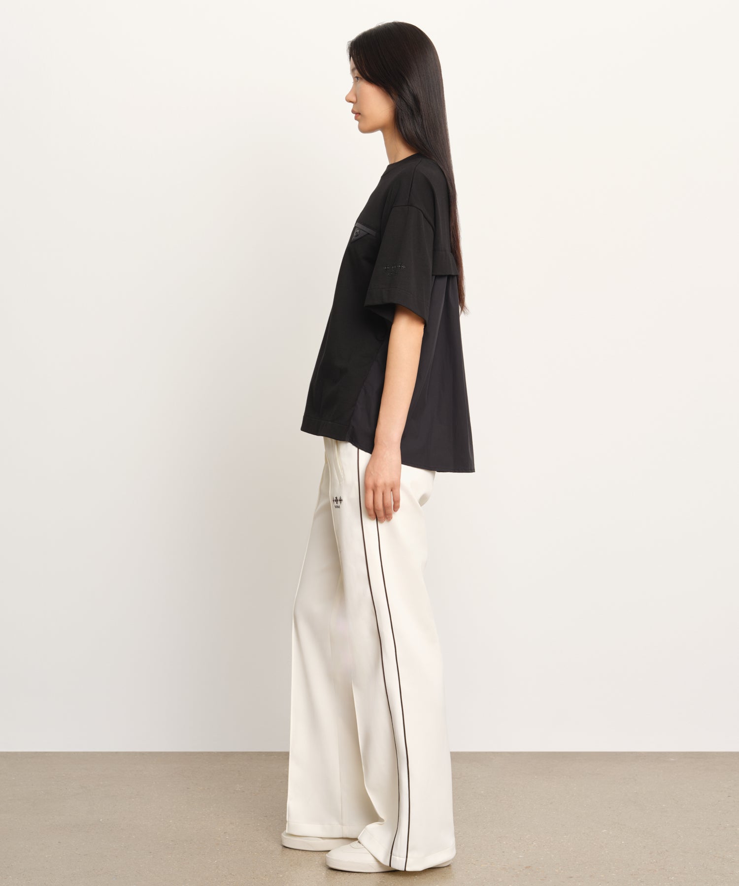 モデル身長177cm、着用サイズ2、着用カラーBLACK