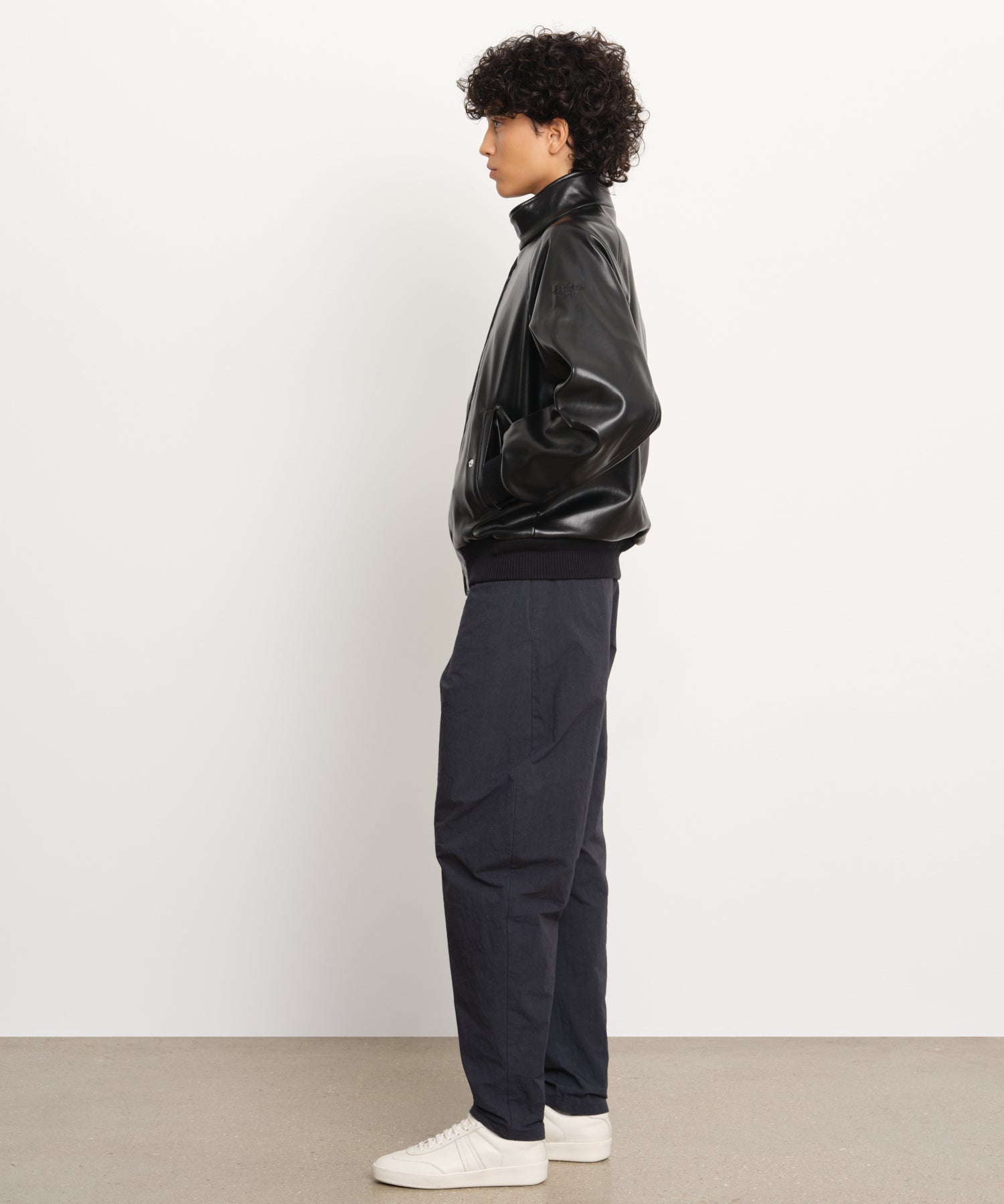 モデル身長176cm、着用サイズ2、着用カラーBLACK