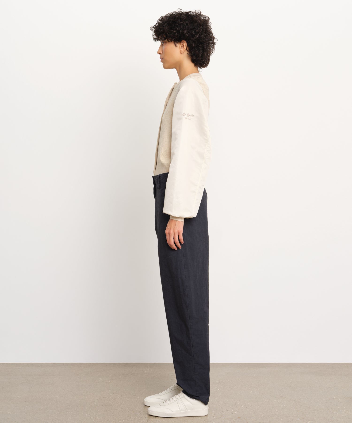 モデル身長176cm、着用サイズ2、着用カラーNAVY