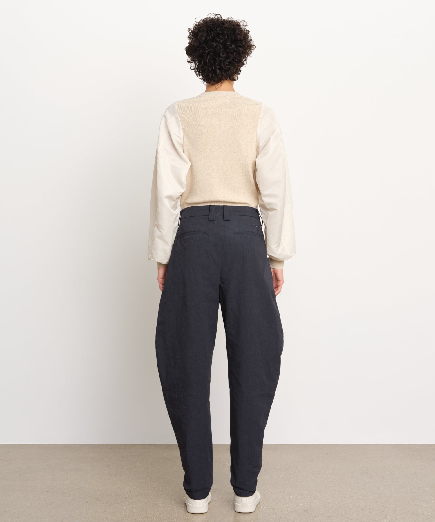 モデル身長176cm、着用サイズ2、着用カラーNAVY