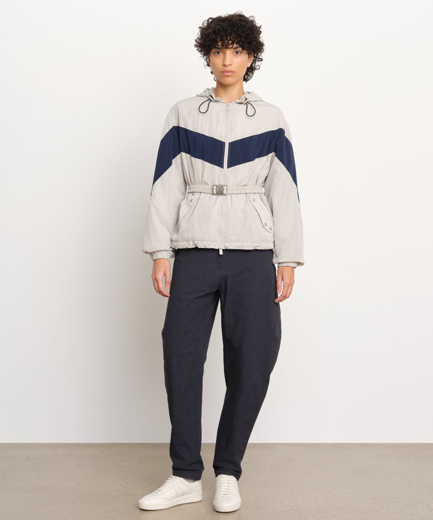 モデル身長176cm、着用サイズ2、着用カラーL.GRAY