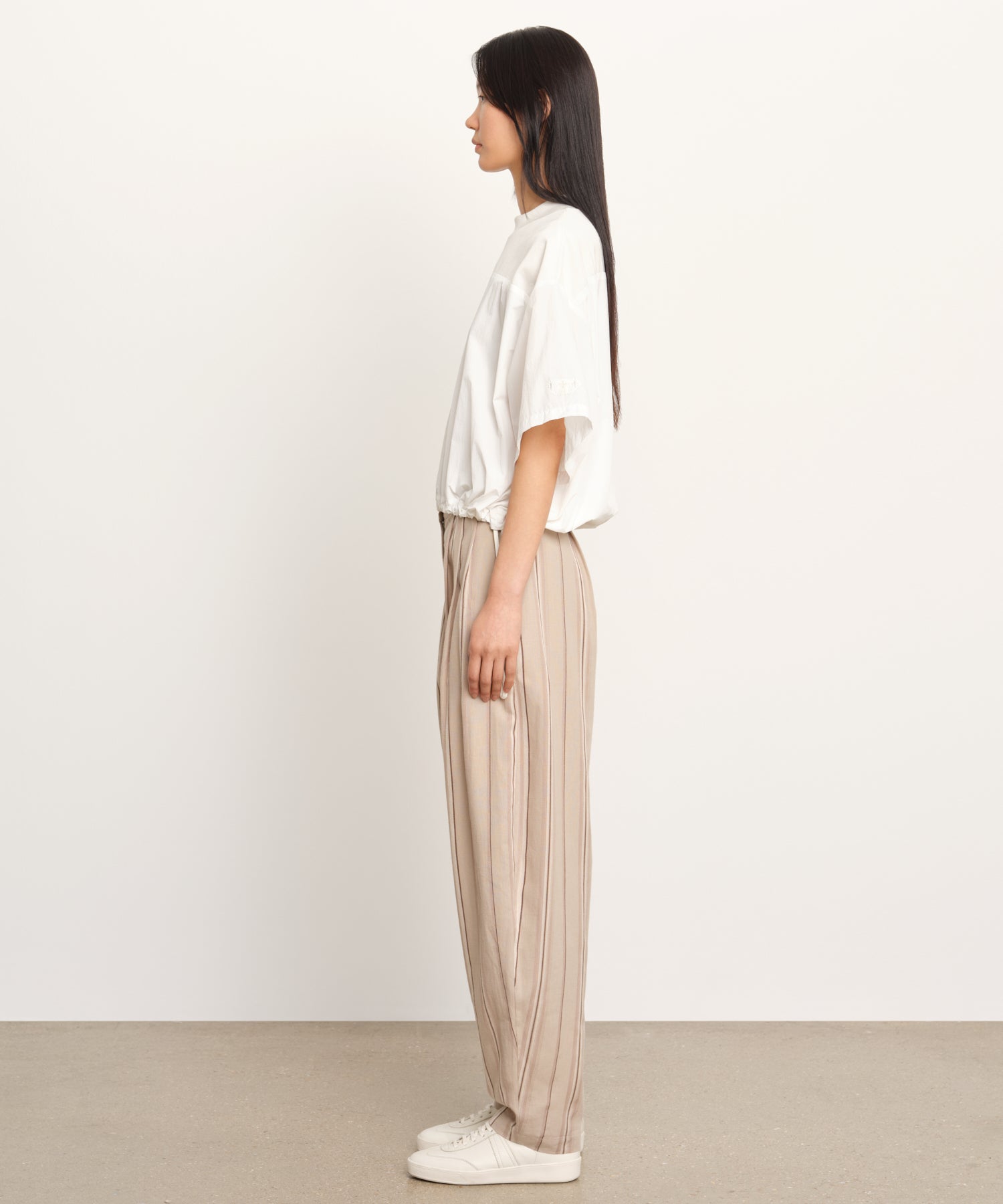 モデル身長177cm、着用サイズ2、着用カラーIVORY