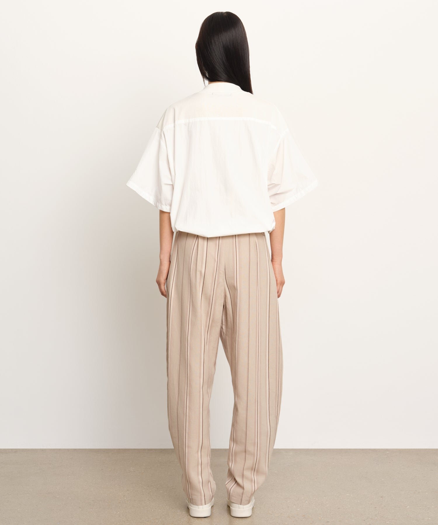 モデル身長177cm、着用サイズ2、着用カラーIVORY