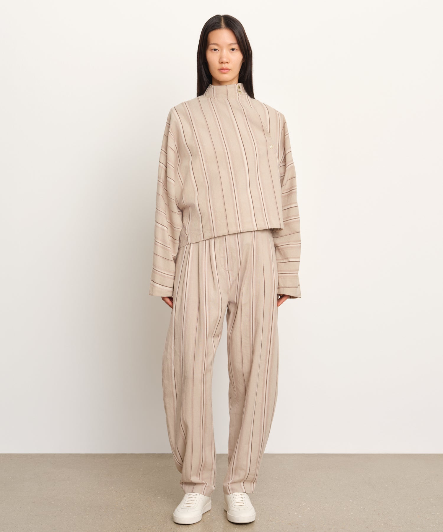 モデル身長177cm、着用サイズ2、着用カラーBEIGE