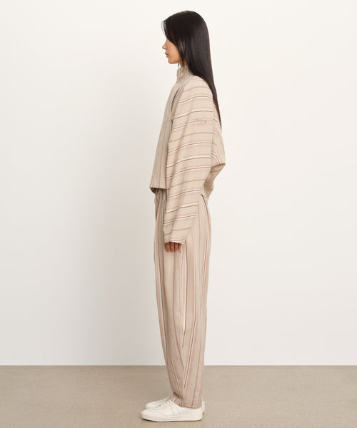 モデル身長177cm、着用サイズ2、着用カラーBEIGE