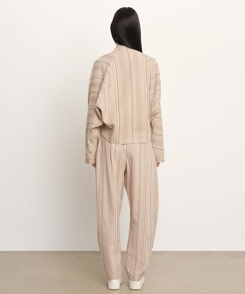 モデル身長177cm、着用サイズ2、着用カラーBEIGE