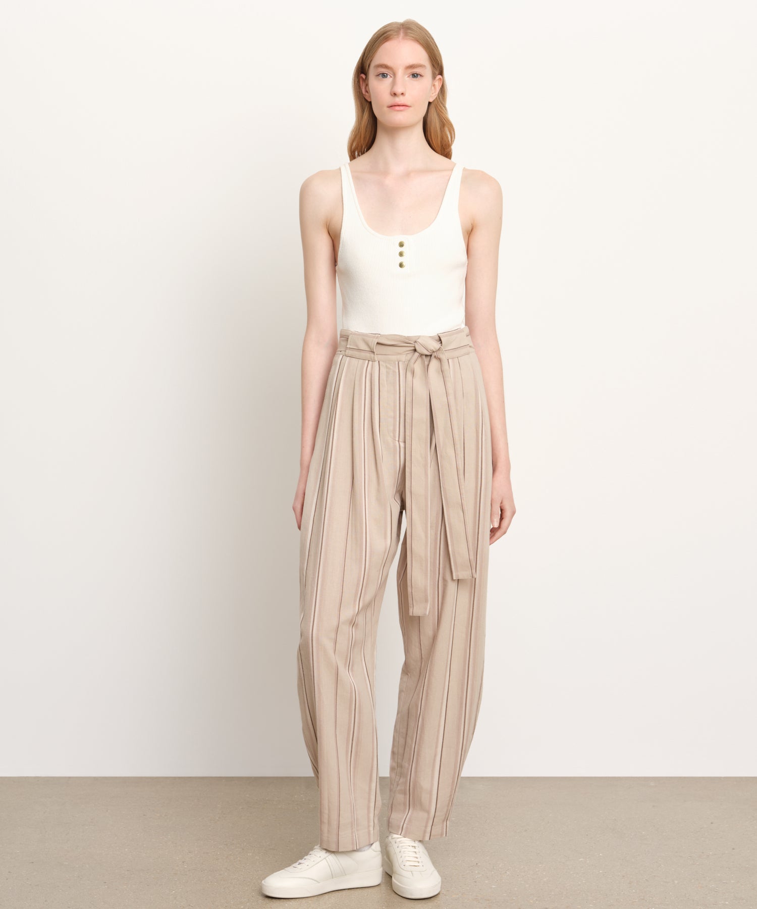 モデル身長176cm、着用サイズ2、着用カラーBEIGE