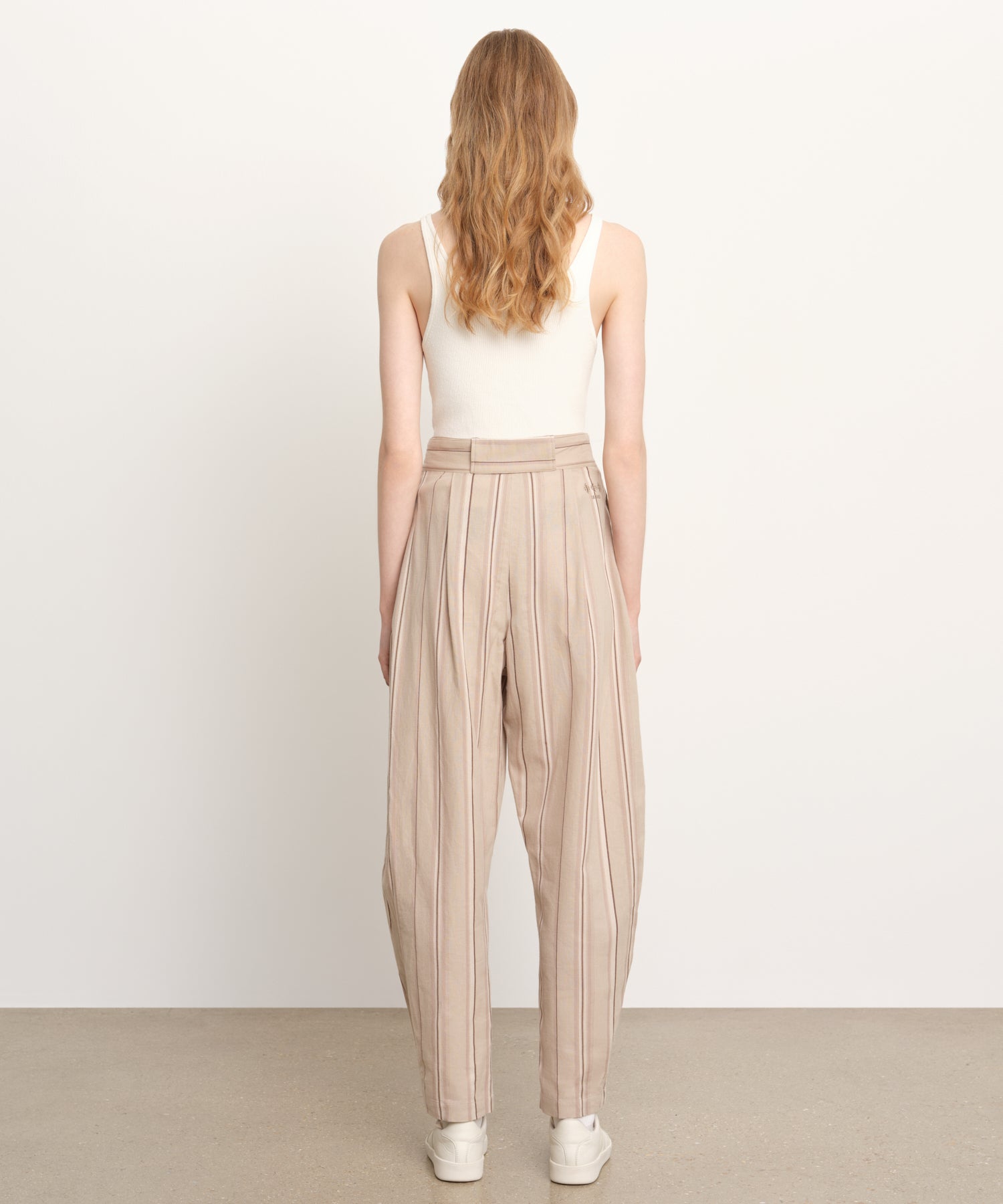 モデル身長176cm、着用サイズ2、着用カラーBEIGE