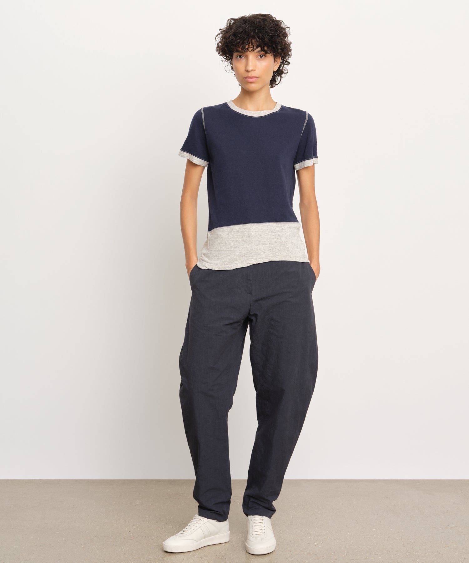 モデル身長176cm、着用サイズ2、着用カラーNAVY