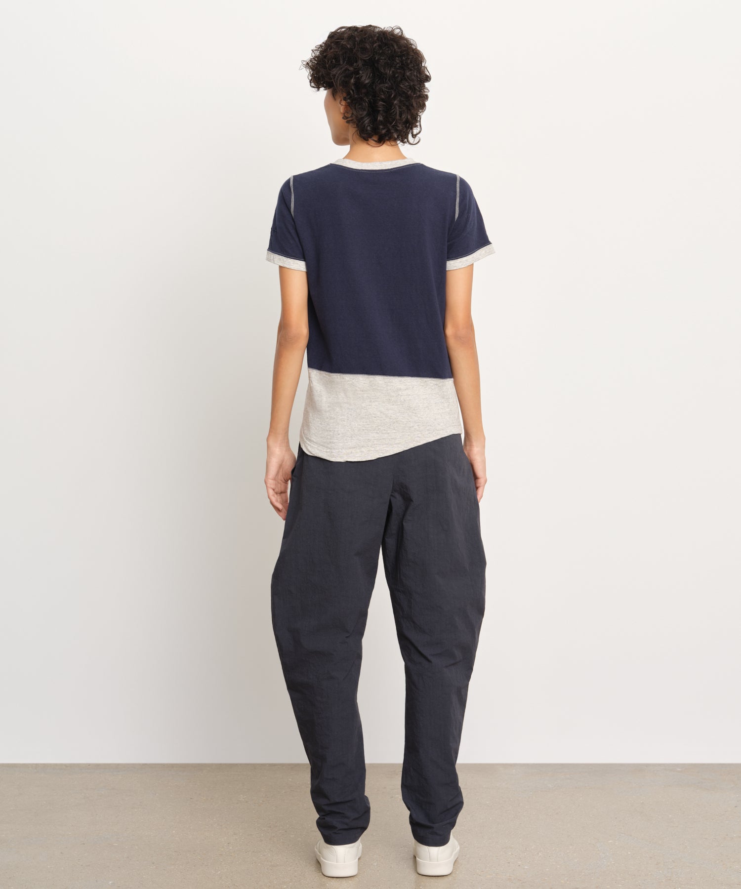 モデル身長176cm、着用サイズ2、着用カラーNAVY