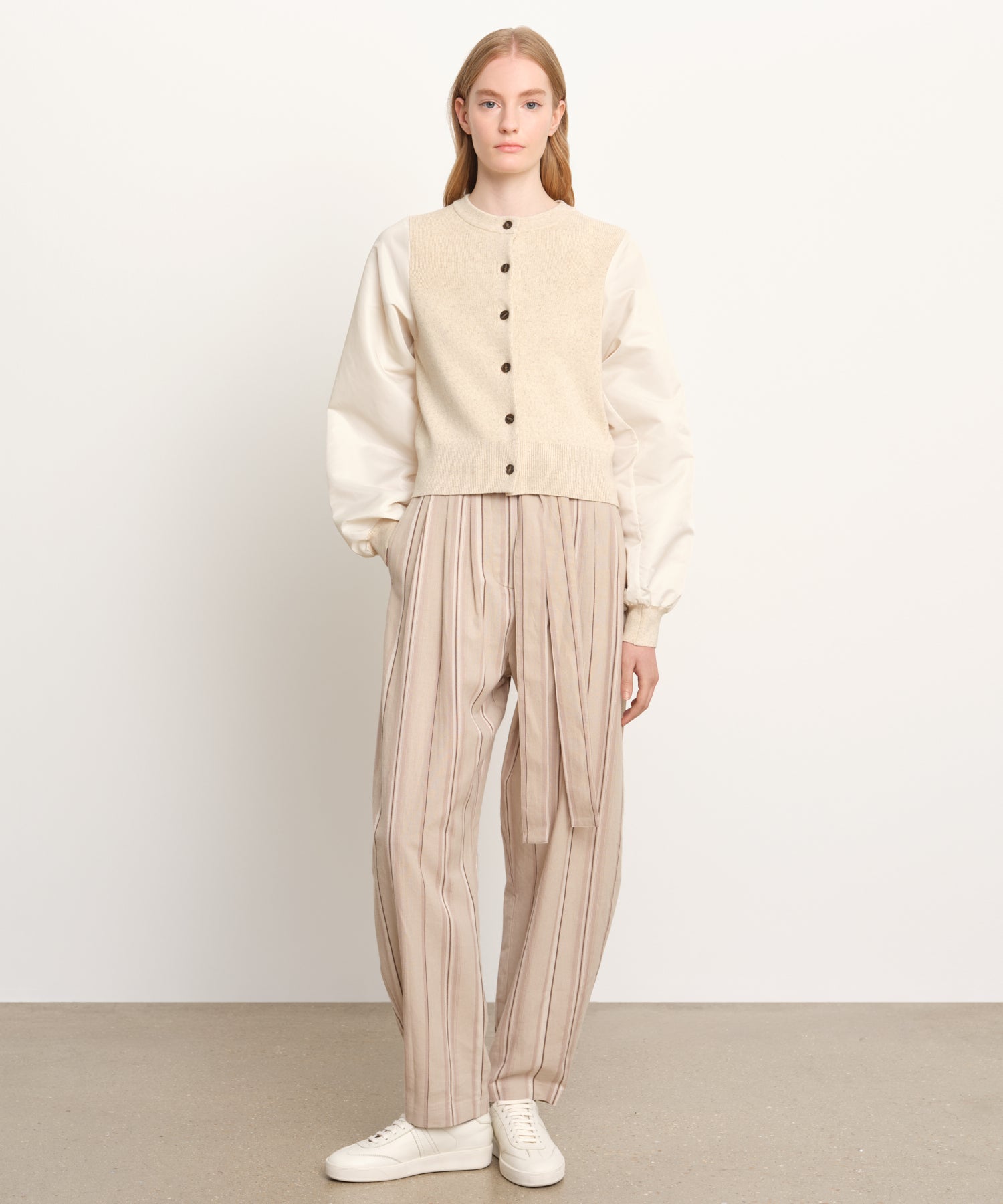 モデル身長176cm、着用サイズ2、着用カラーL.BEIGE