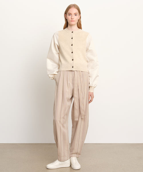 モデル身長176cm、着用サイズ2、着用カラーL.BEIGE
