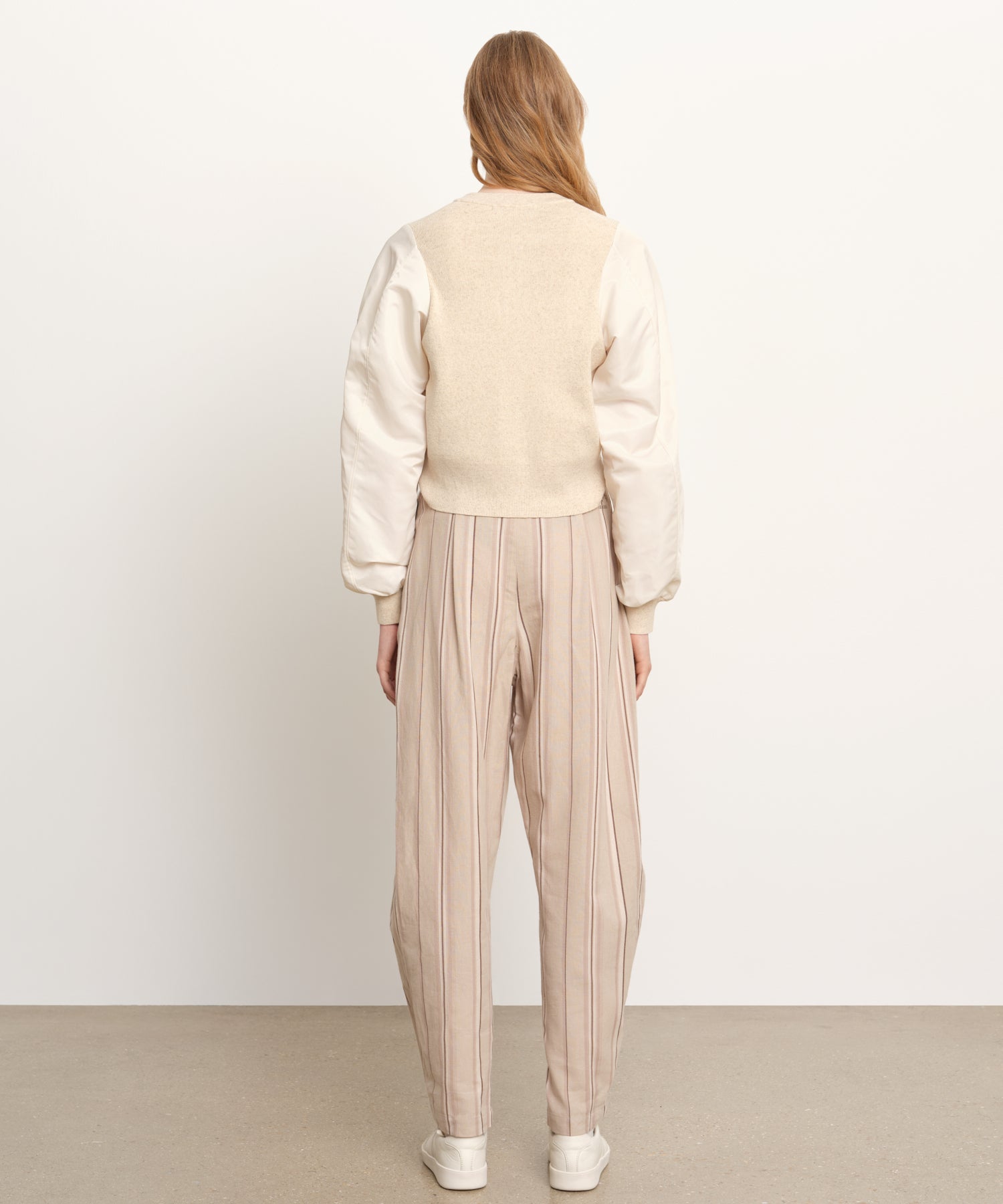 モデル身長176cm、着用サイズ2、着用カラーL.BEIGE