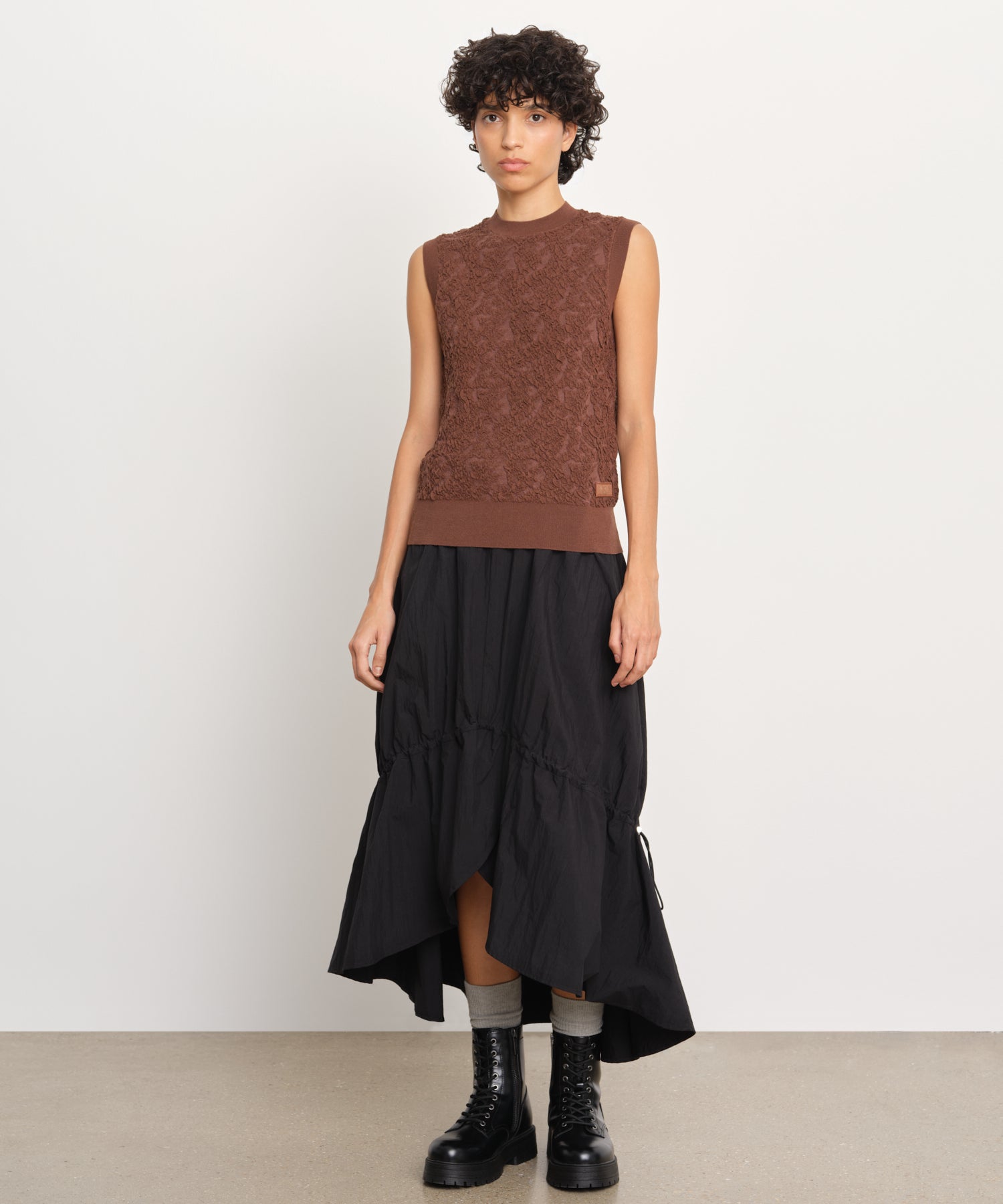 モデル身長176cm、着用サイズ2、着用カラーBROWN