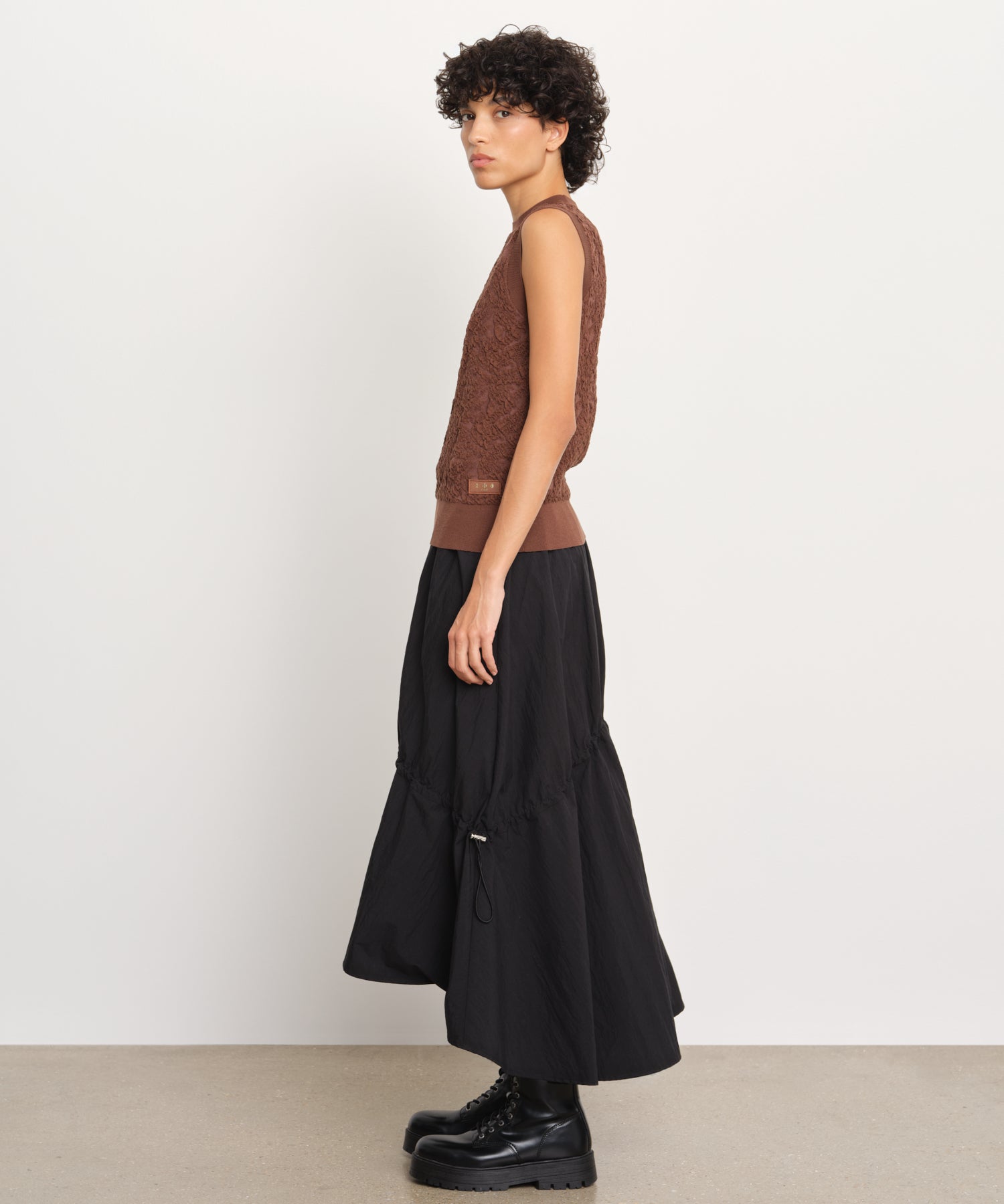 モデル身長176cm、着用サイズ2、着用カラーBROWN