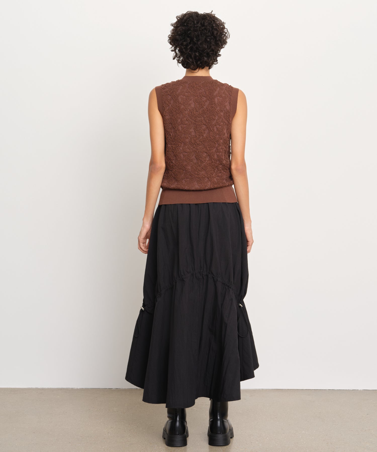 モデル身長176cm、着用サイズ2、着用カラーBROWN