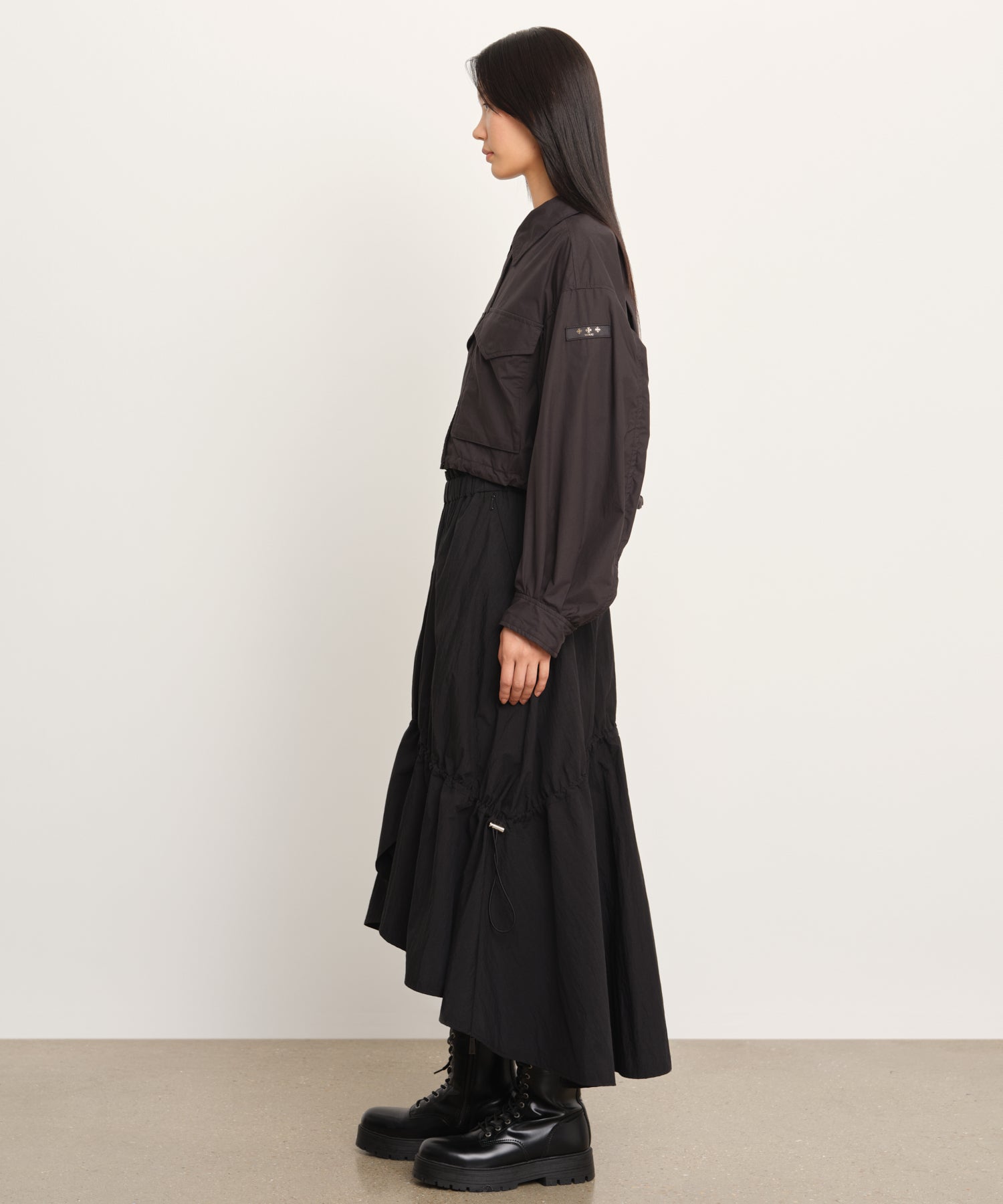 モデル身長177cm、着用サイズ2、着用カラーBLACK