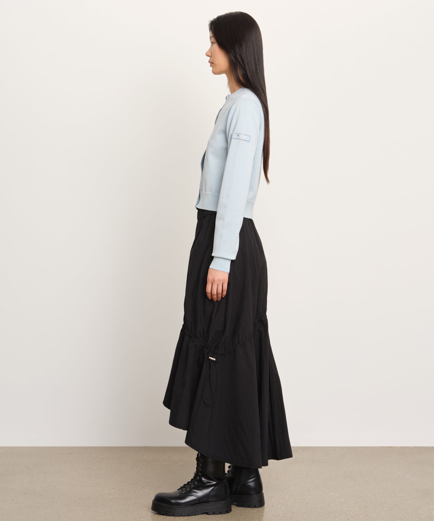 モデル身長177cm、着用サイズ2、着用カラーSAX