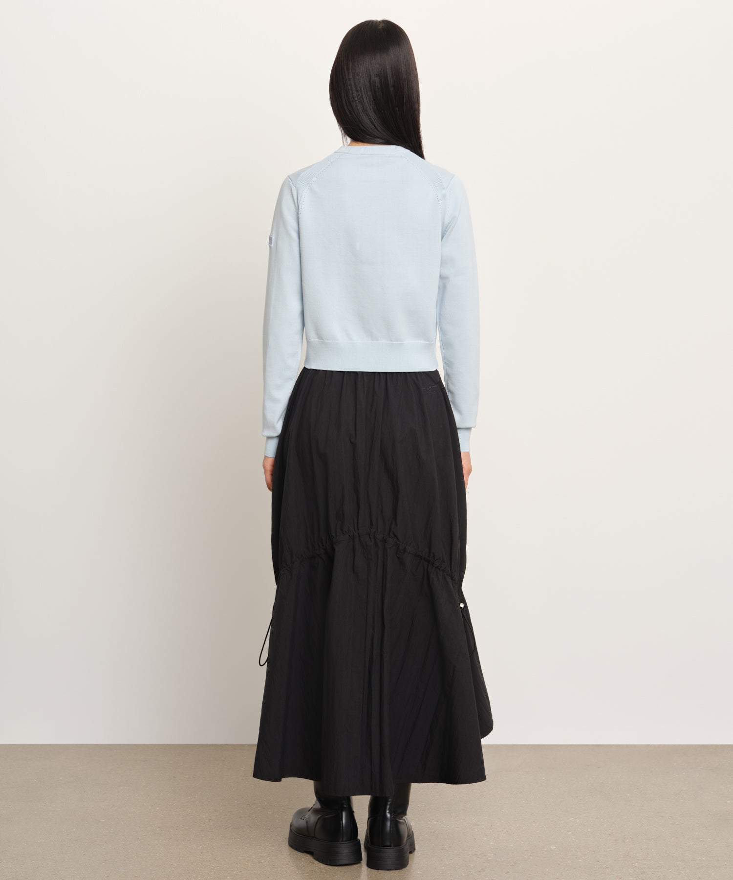 モデル身長177cm、着用サイズ2、着用カラーSAX