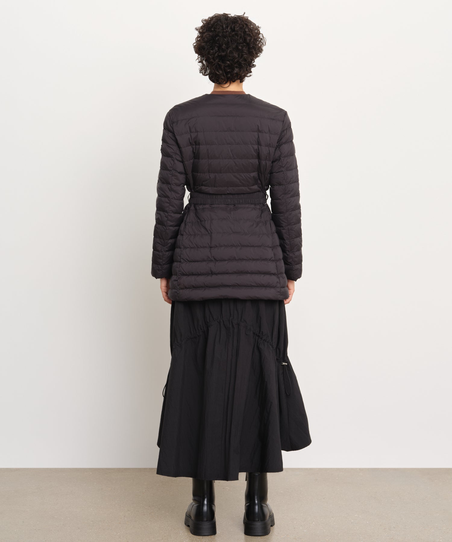 モデル身長176cm、着用サイズ2、着用カラーBLACK