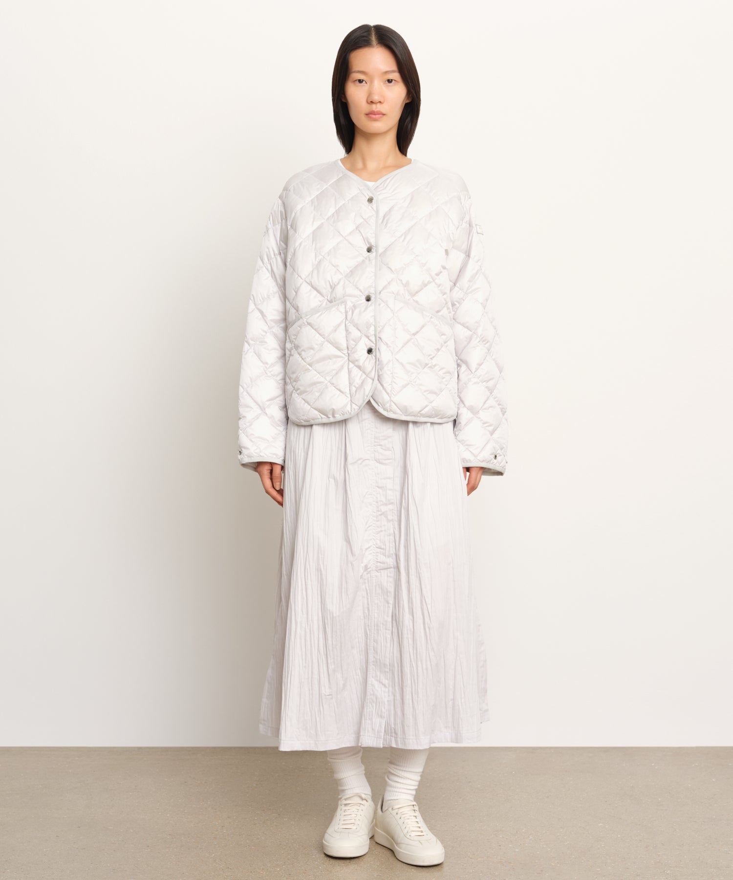 モデル身長177cm、着用サイズ2、着用カラーL.GRAY