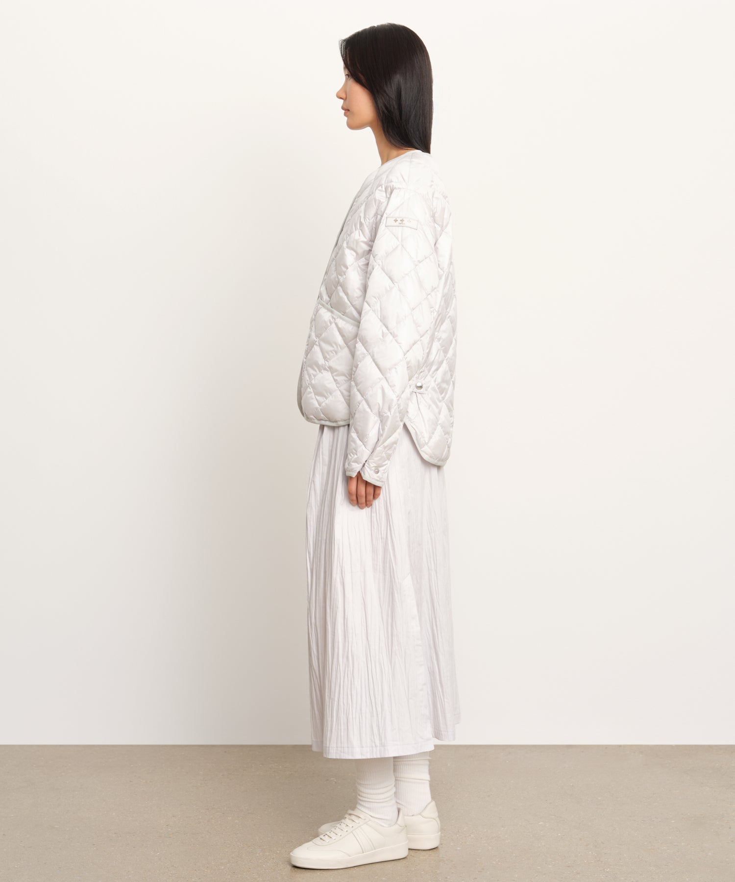 モデル身長177cm、着用サイズ2、着用カラーL.GRAY