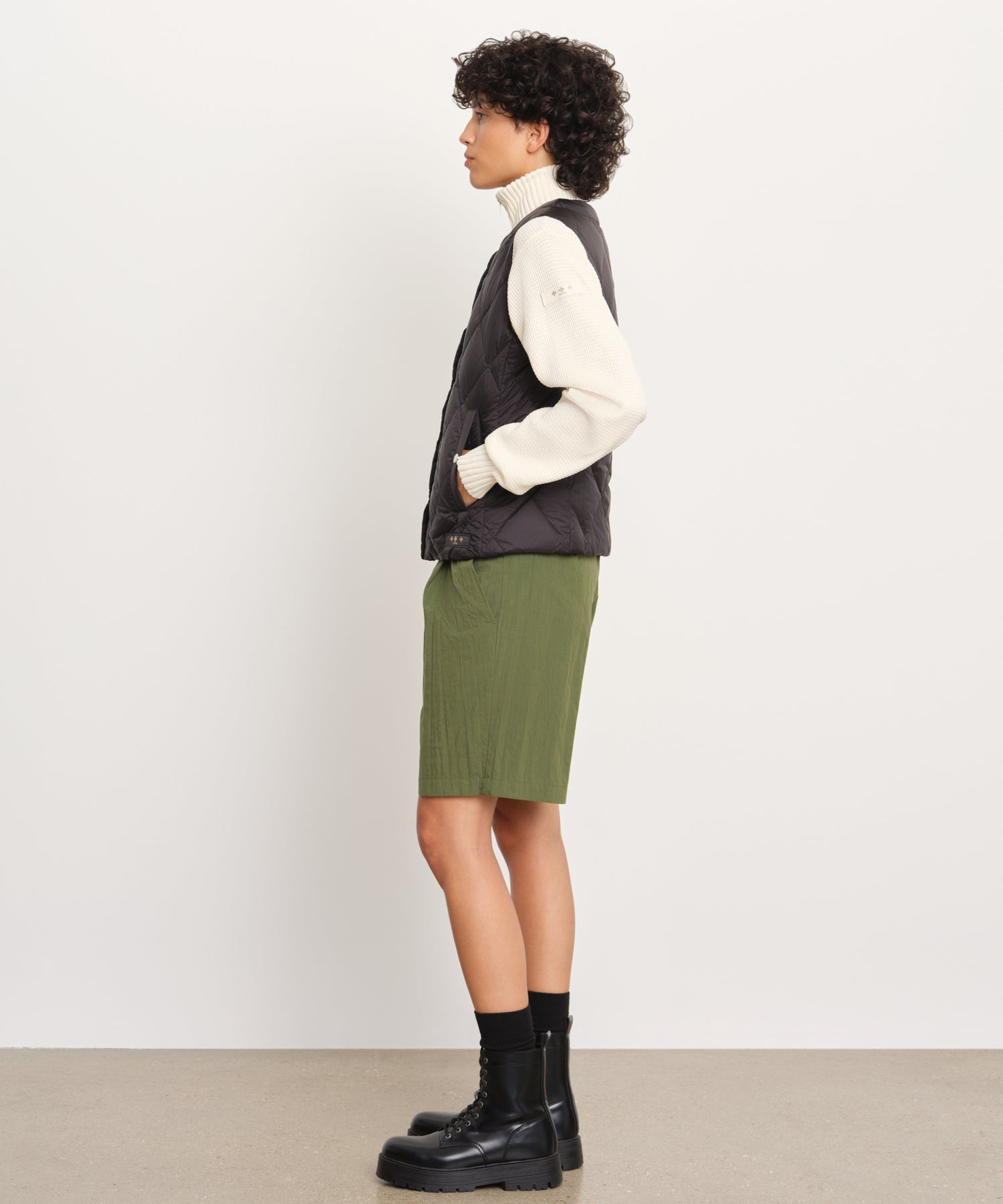 モデル身長176cm、着用サイズ2、着用カラーBLACK