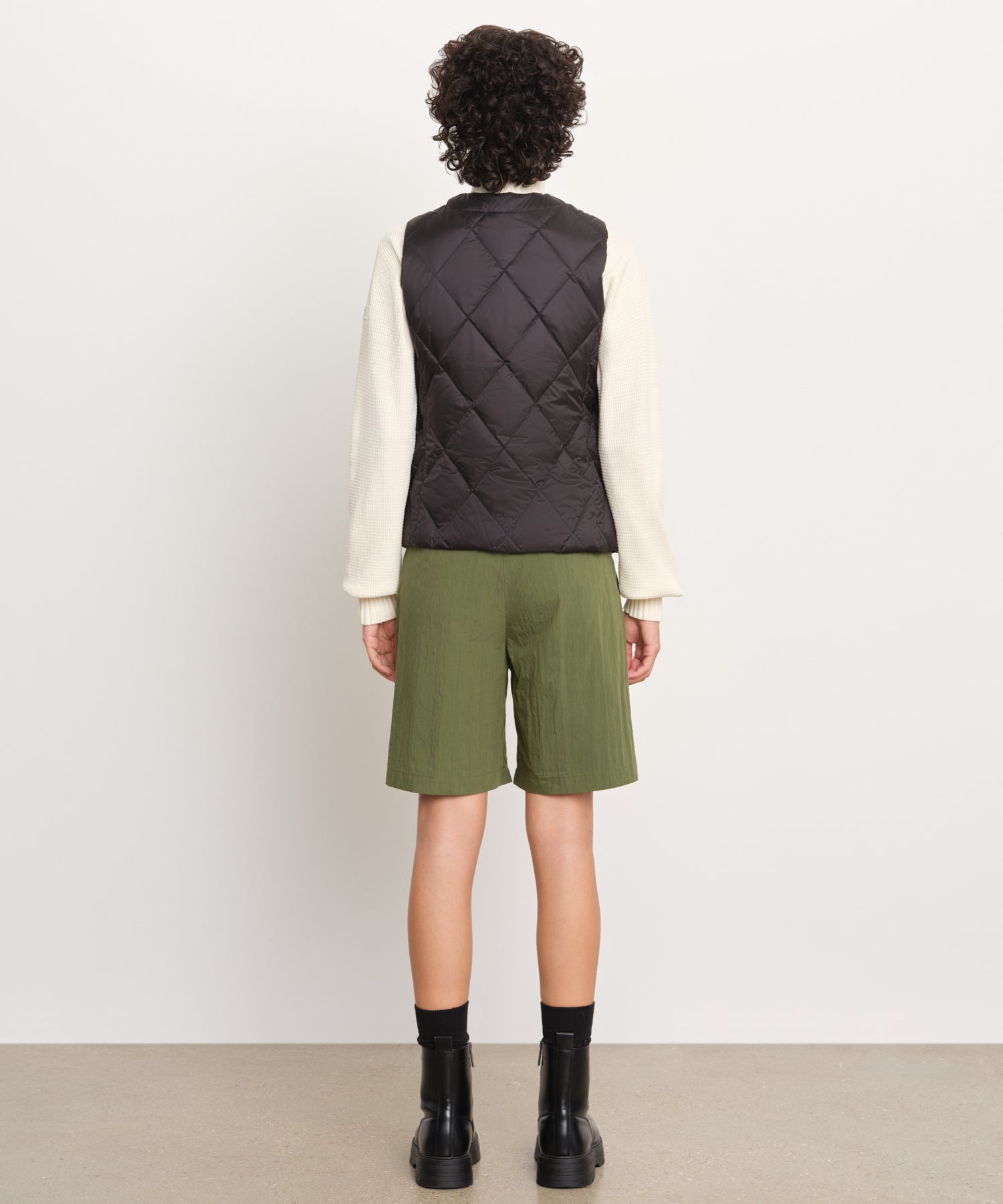 モデル身長176cm、着用サイズ2、着用カラーBLACK