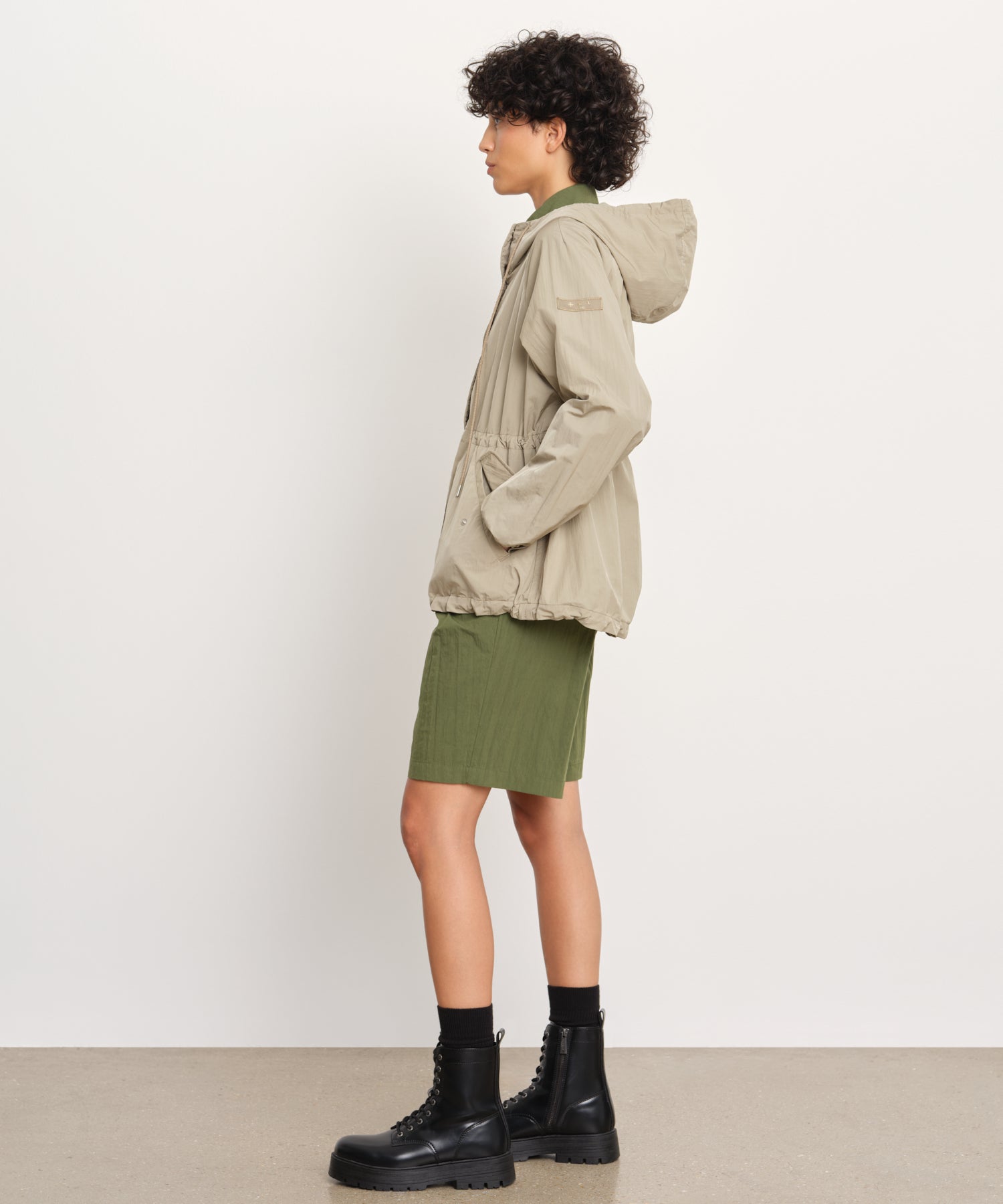 モデル身長176cm、着用サイズ2、着用カラーBEIGE