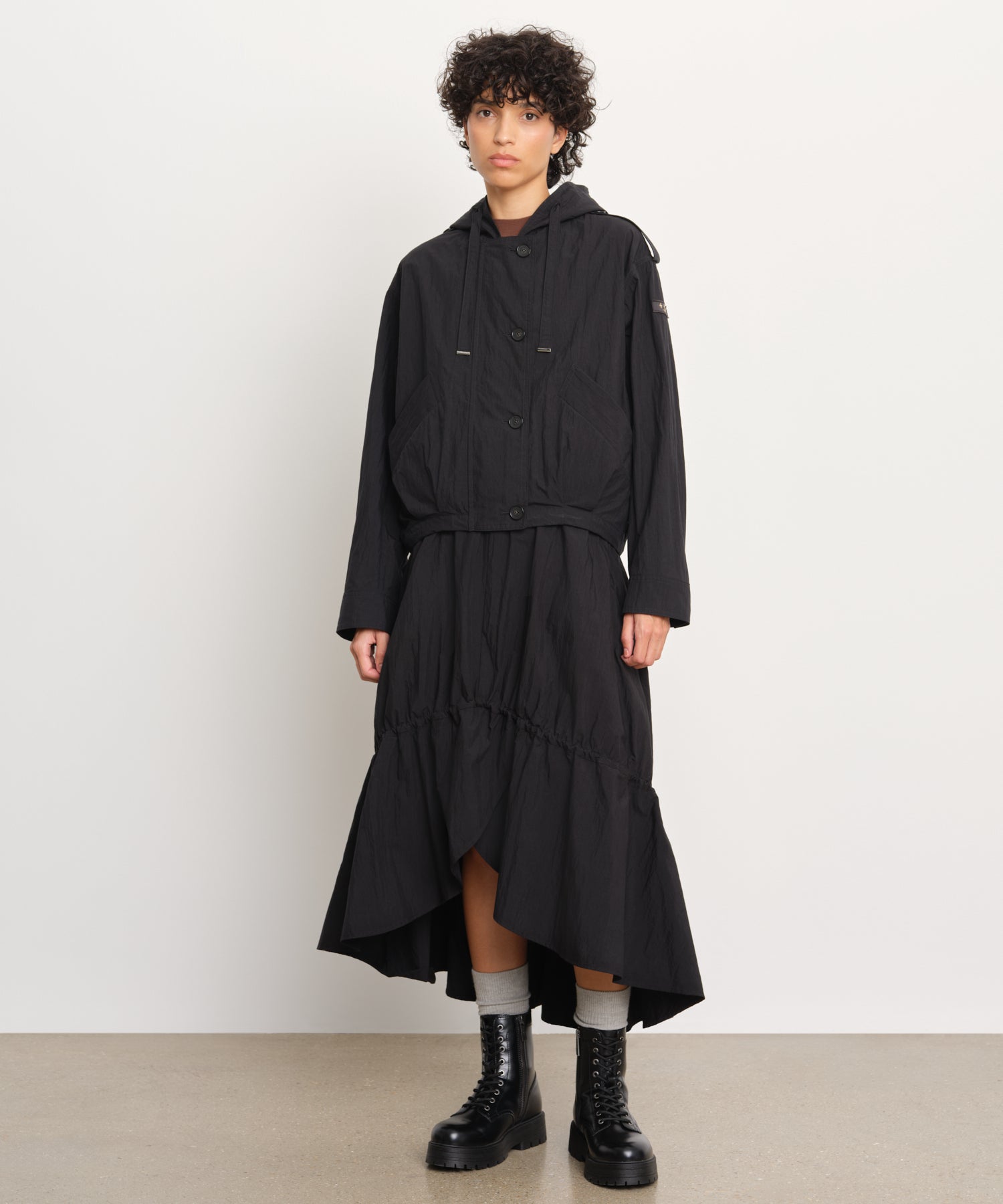 モデル身長176cm、着用サイズ2、着用カラーBLACK