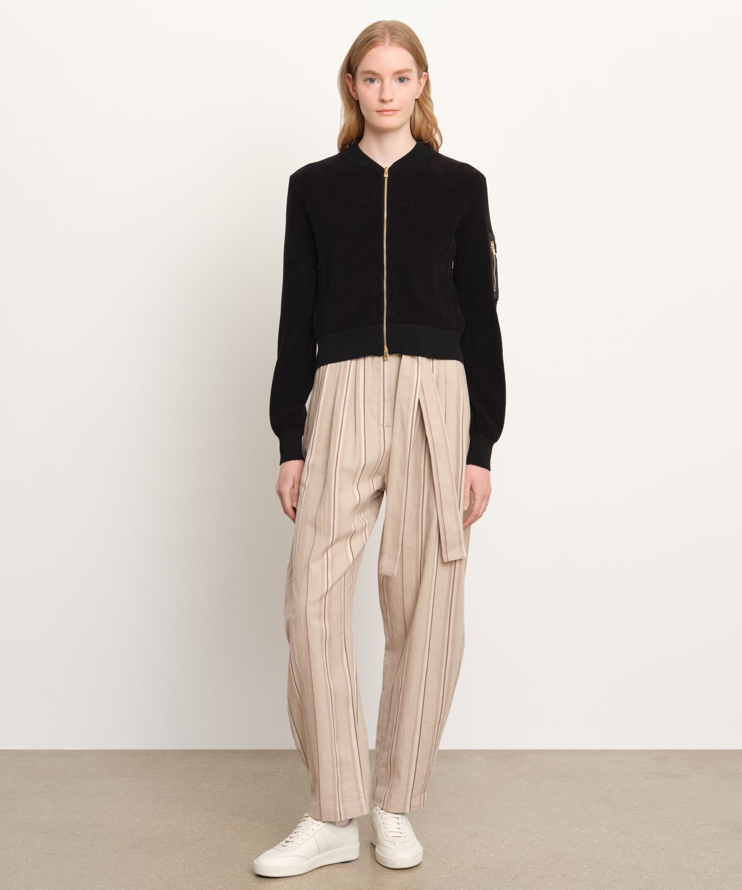 モデル身長176cm、着用サイズ2、着用カラーBLACK