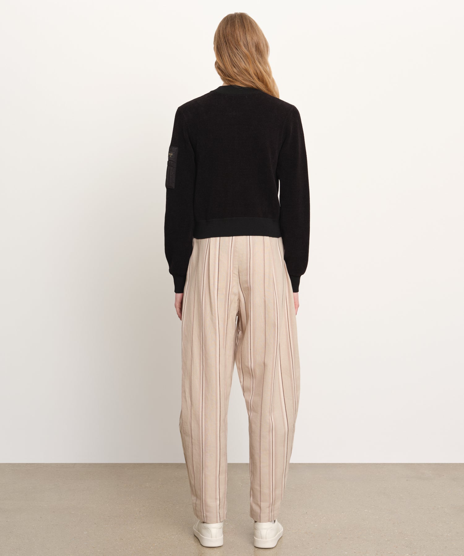 モデル身長176cm、着用サイズ2、着用カラーBLACK