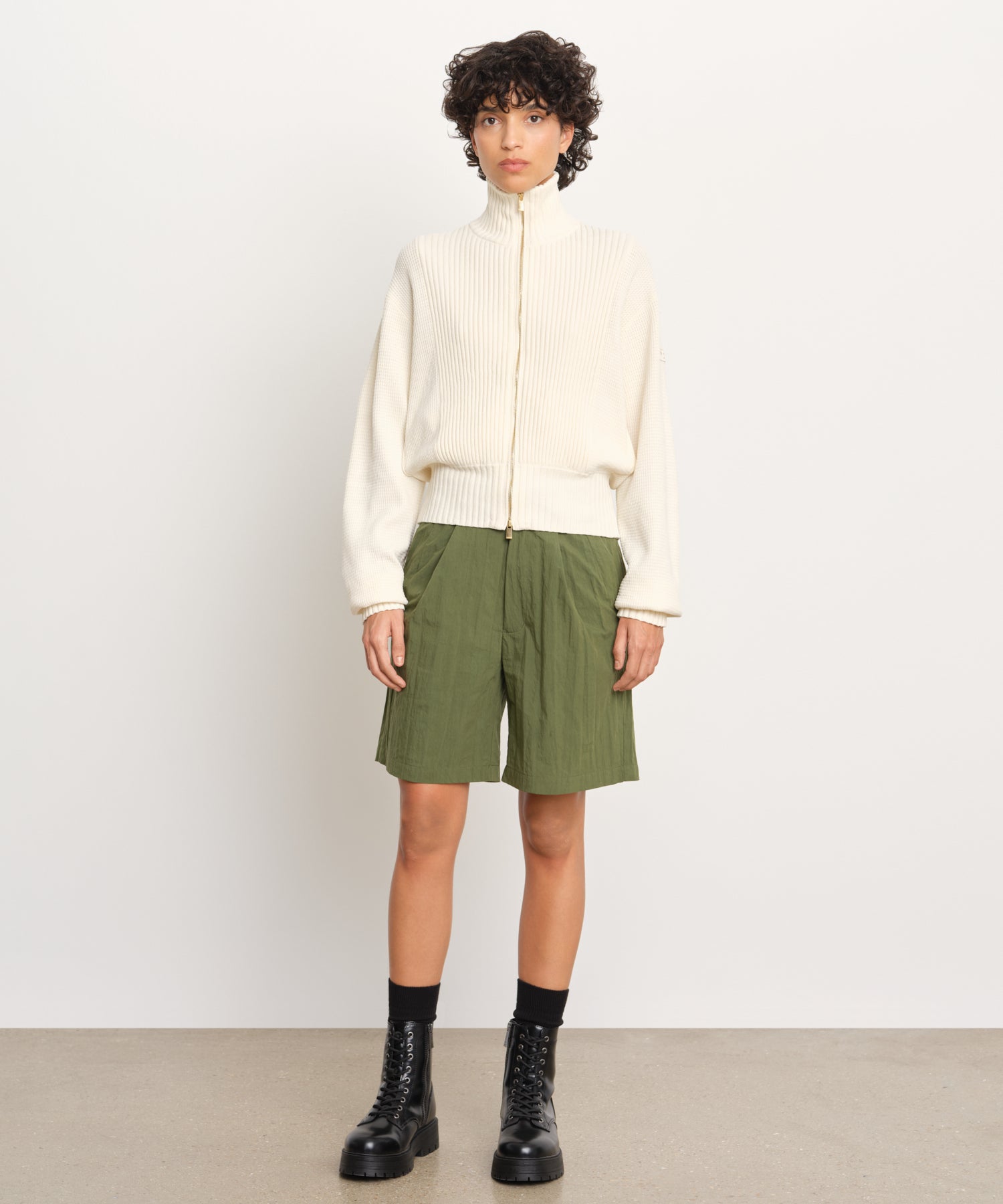 モデル身長176cm、着用サイズ2、着用カラーIVORY