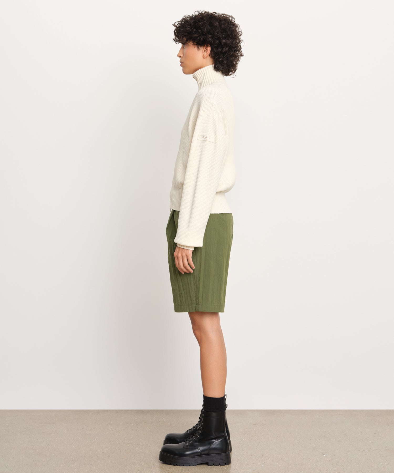 モデル身長176cm、着用サイズ2、着用カラーIVORY