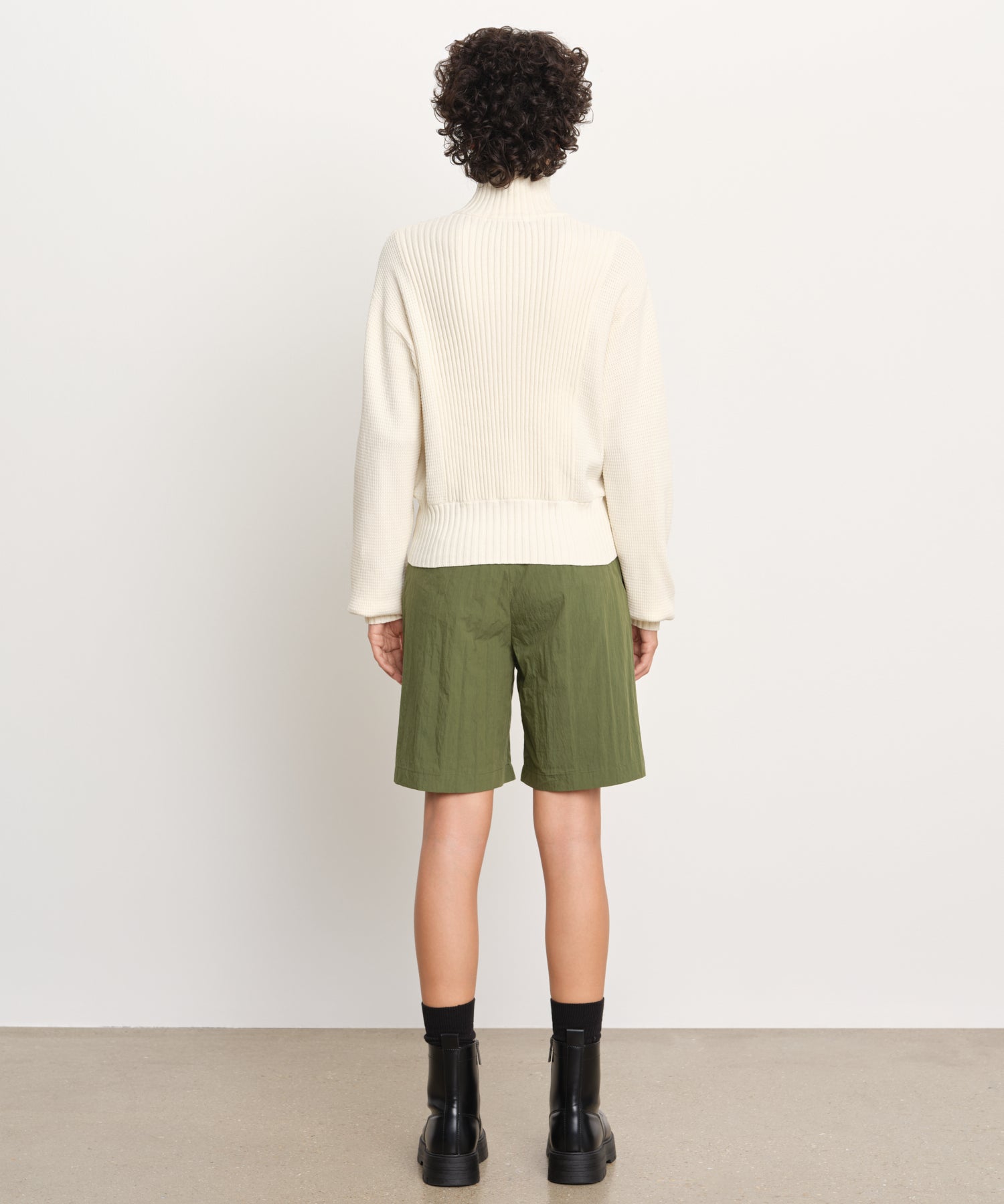 モデル身長176cm、着用サイズ2、着用カラーIVORY