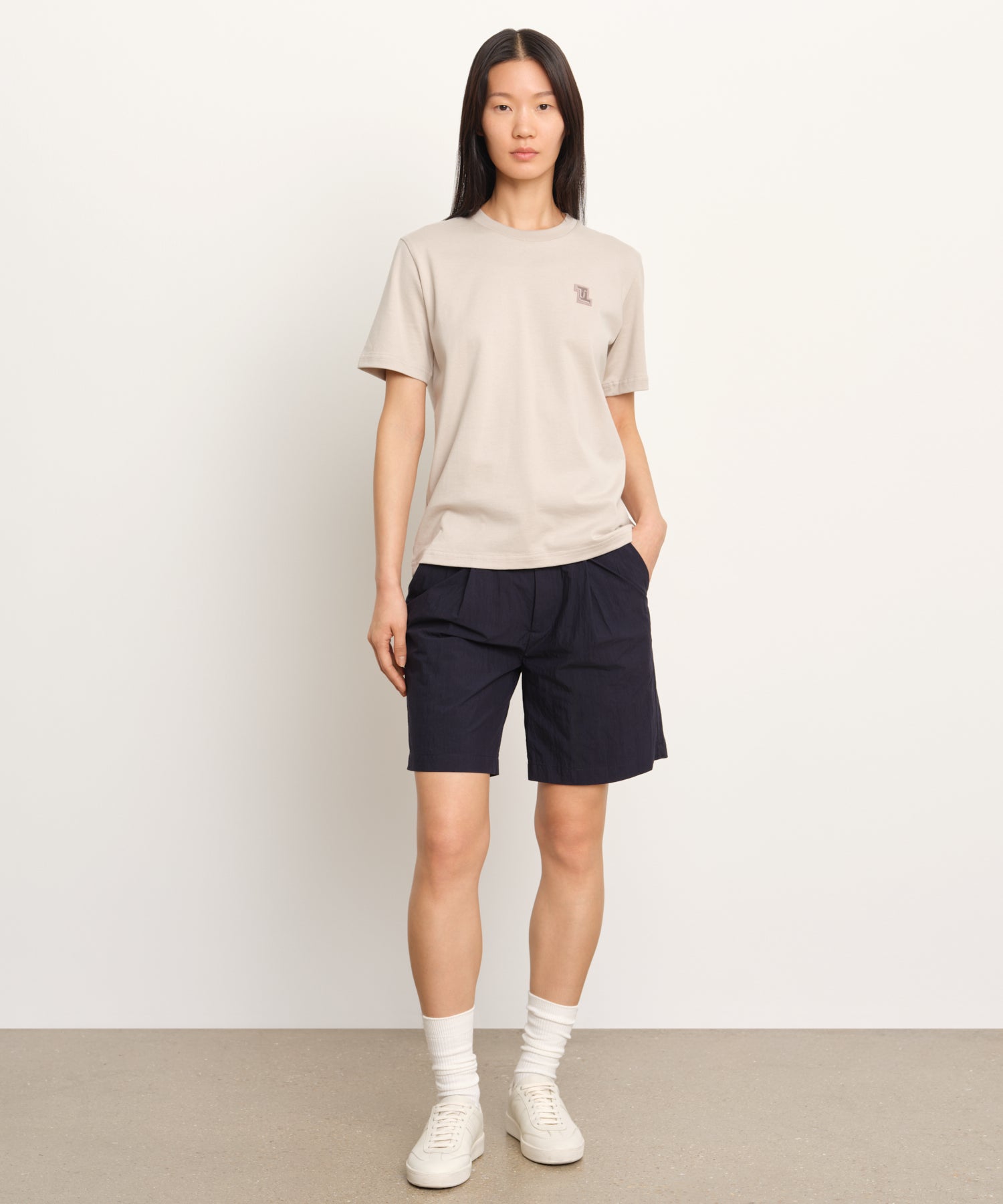 モデル身長177cm、着用サイズ2、着用カラーL.GRAY