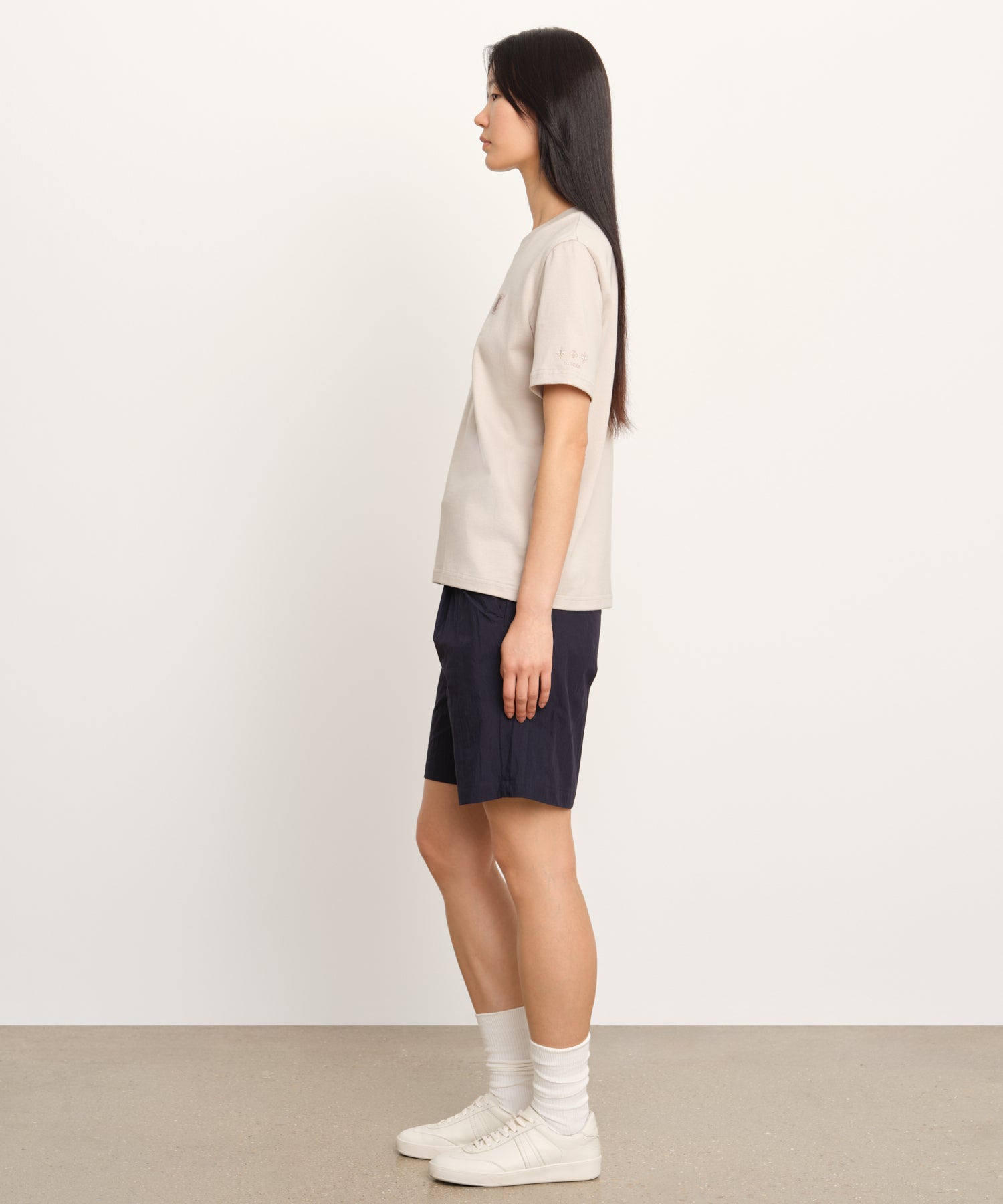 モデル身長177cm、着用サイズ2、着用カラーL.GRAY