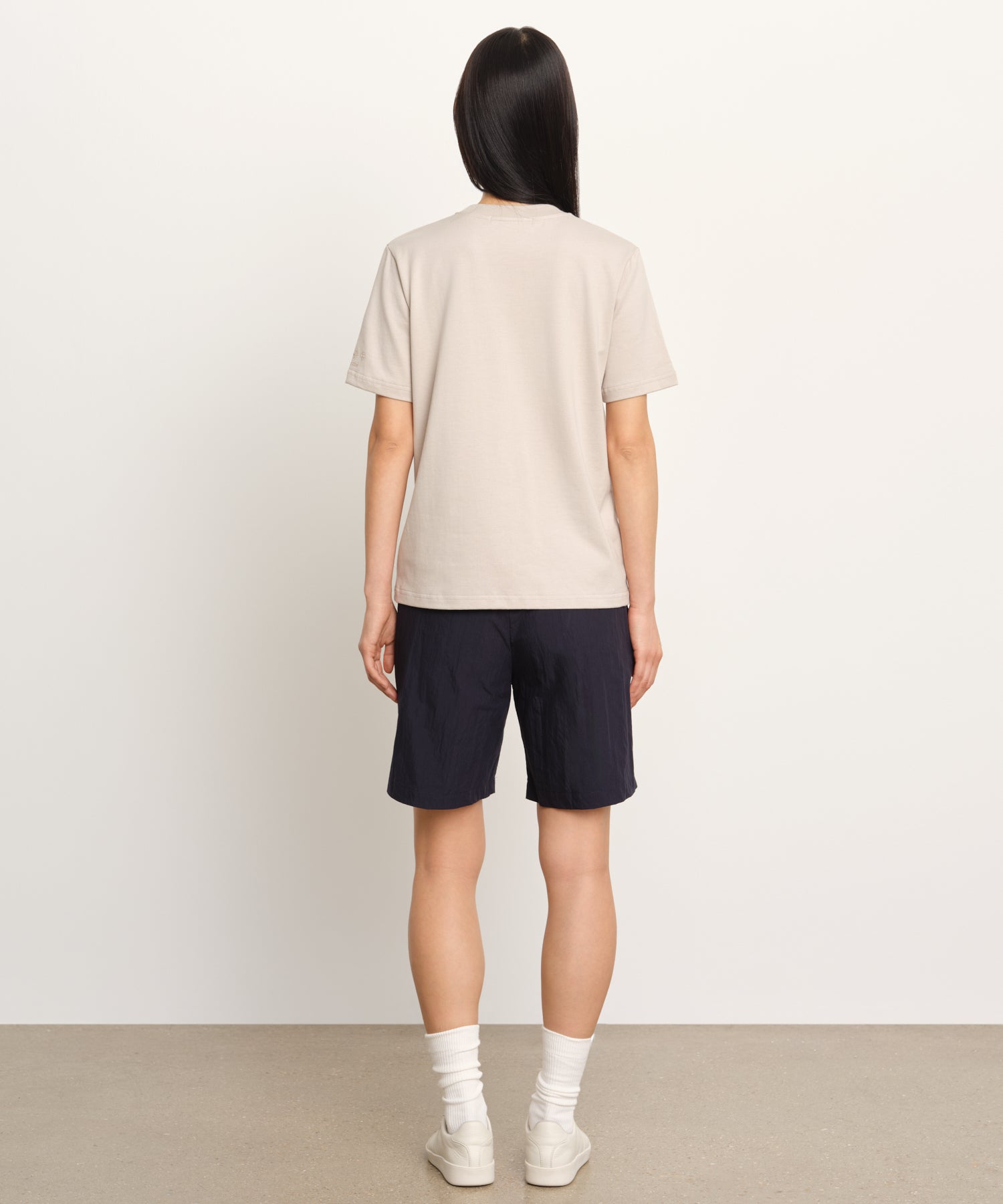 モデル身長177cm、着用サイズ2、着用カラーL.GRAY