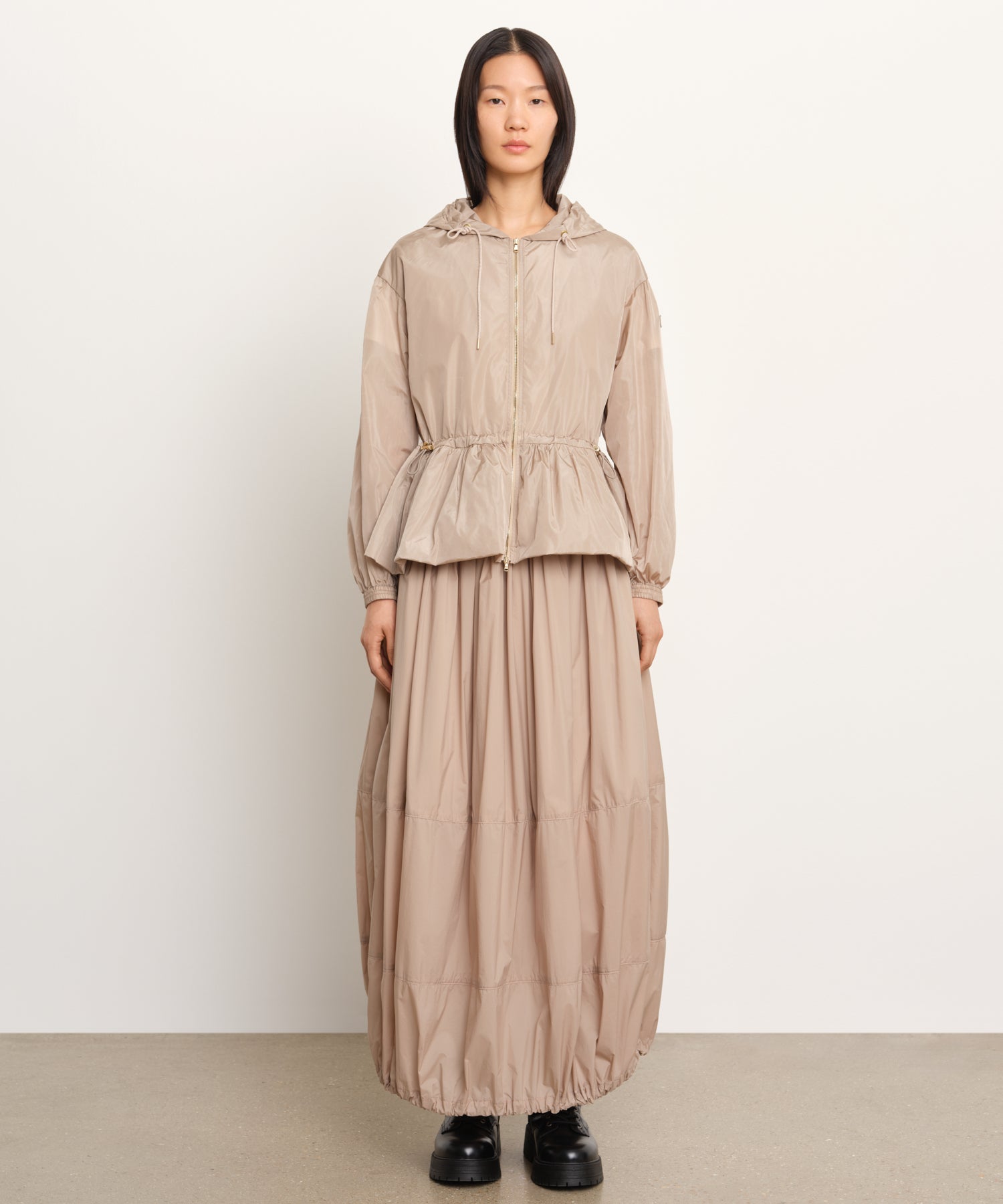 モデル身長177cm、着用サイズ2、着用カラーBEIGE