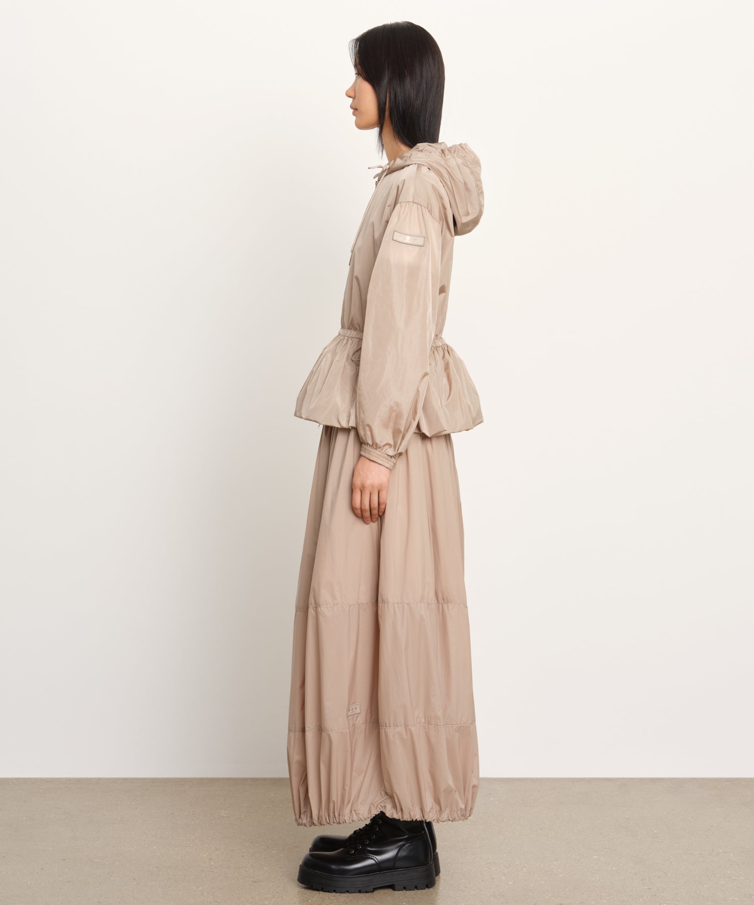 モデル身長177cm、着用サイズ2、着用カラーBEIGE