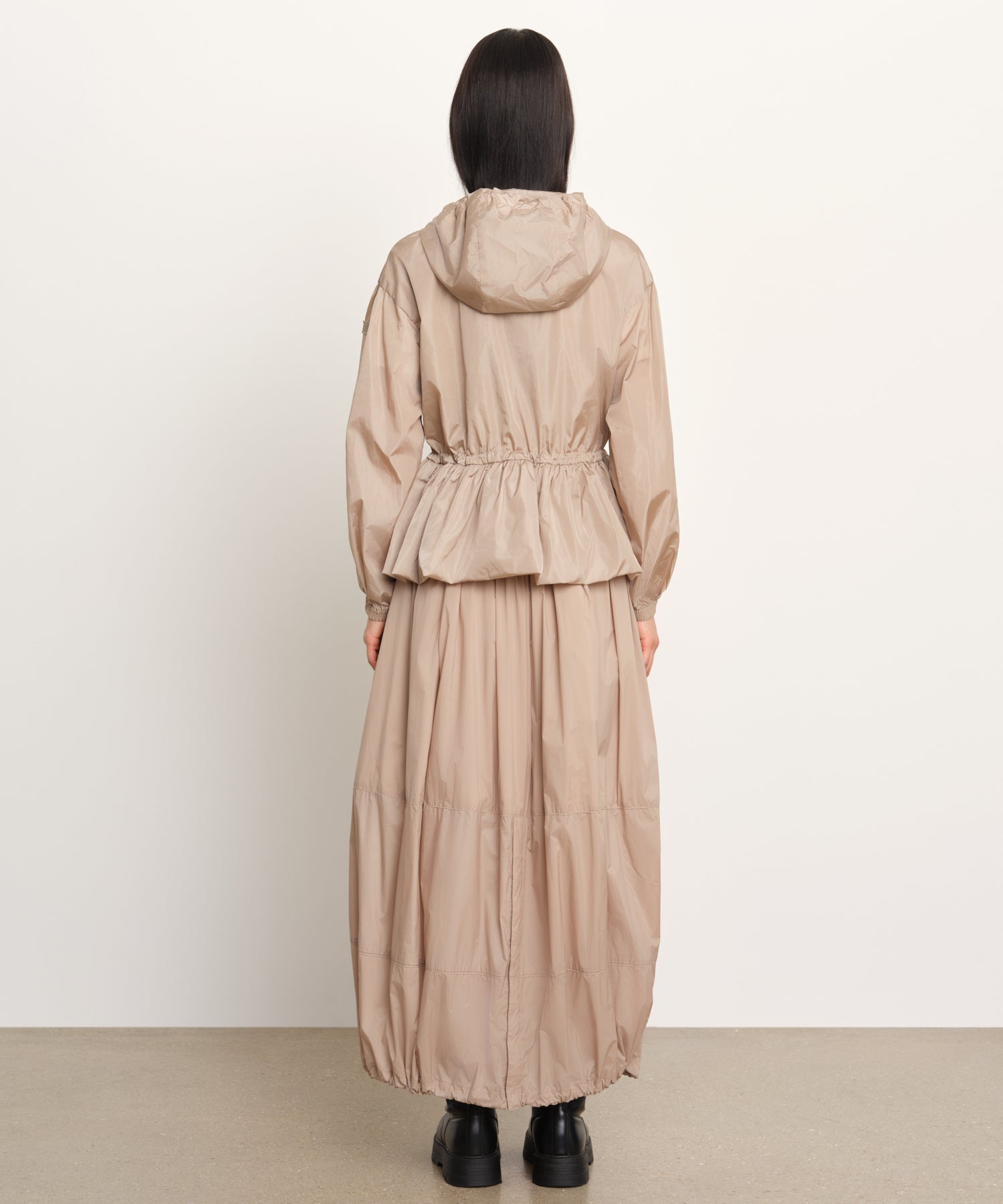 モデル身長177cm、着用サイズ2、着用カラーBEIGE