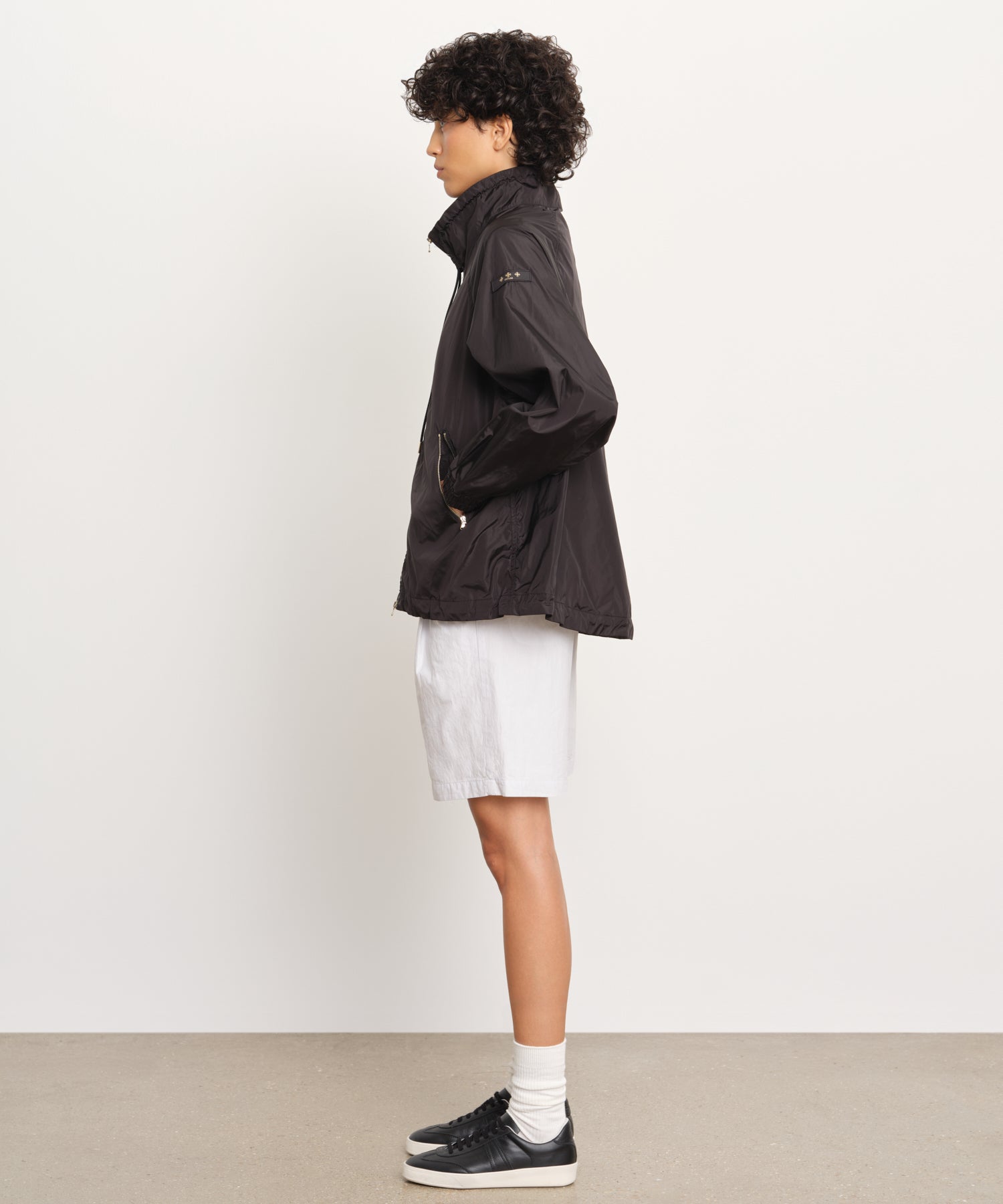 モデル身長176cm、着用サイズ2、着用カラーBLACK