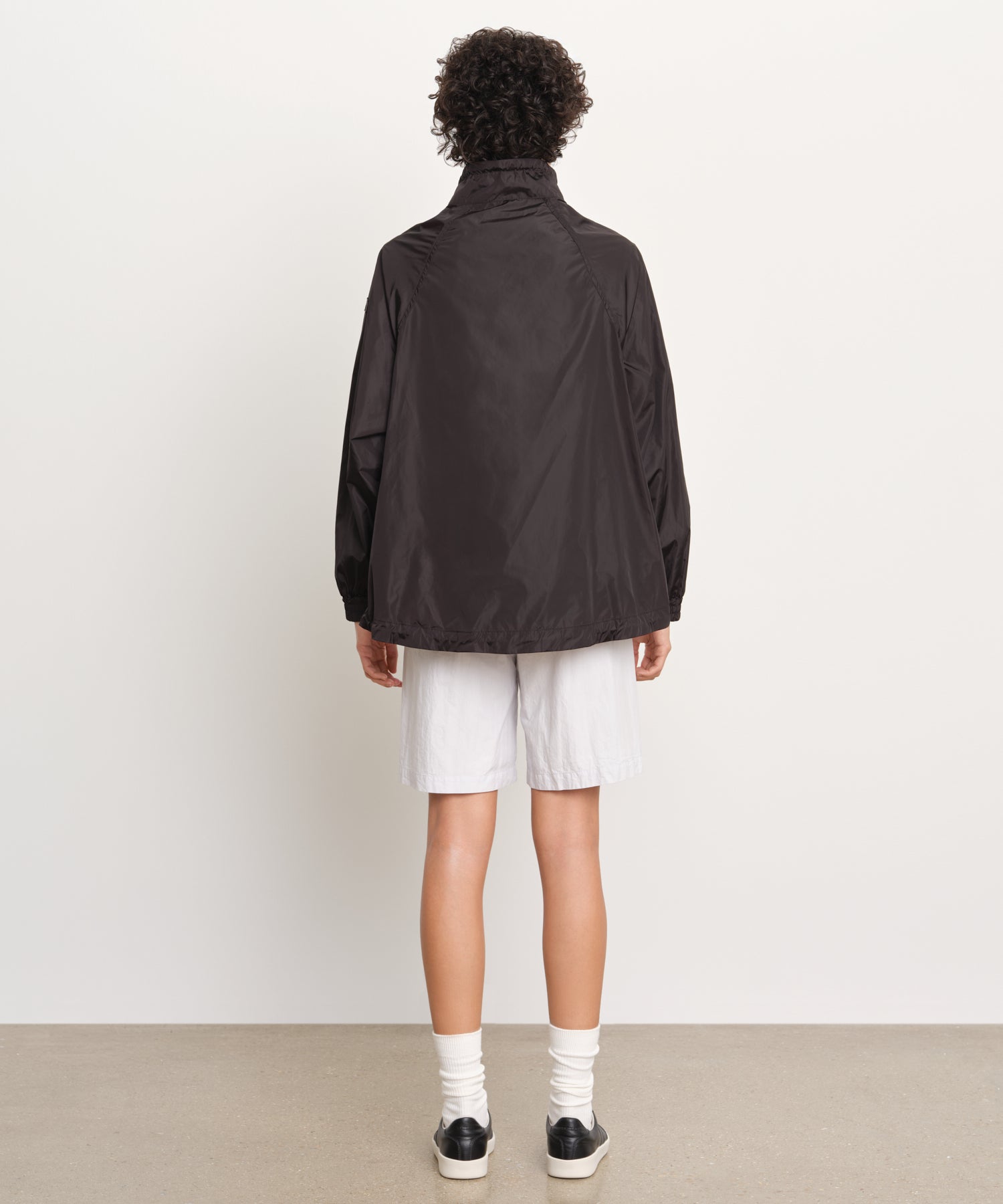 モデル身長176cm、着用サイズ2、着用カラーBLACK