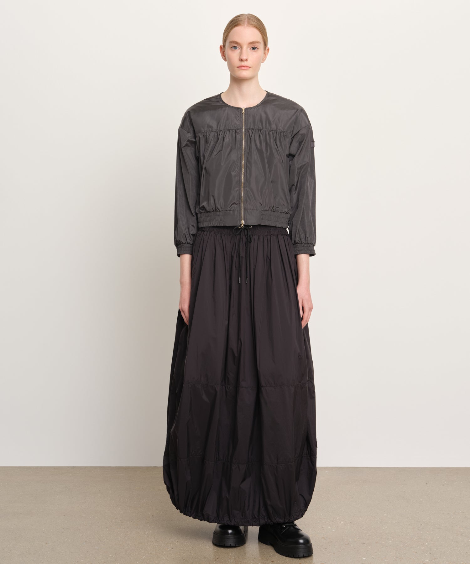 モデル身長176cm、着用サイズ2、着用カラーC.GRAY