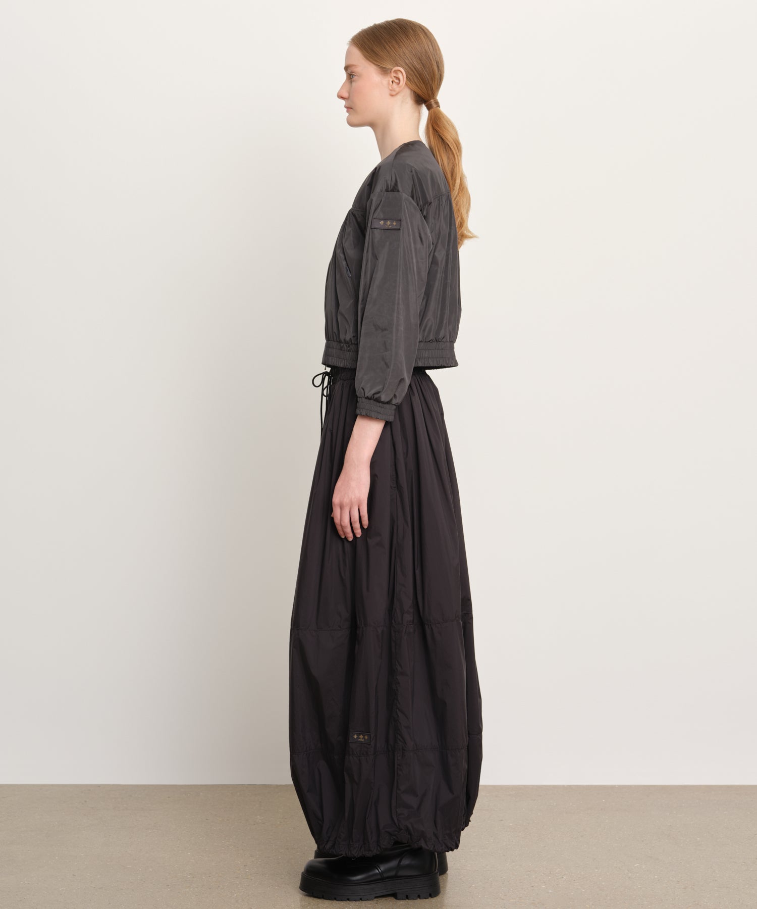 モデル身長176cm、着用サイズ2、着用カラーC.GRAY