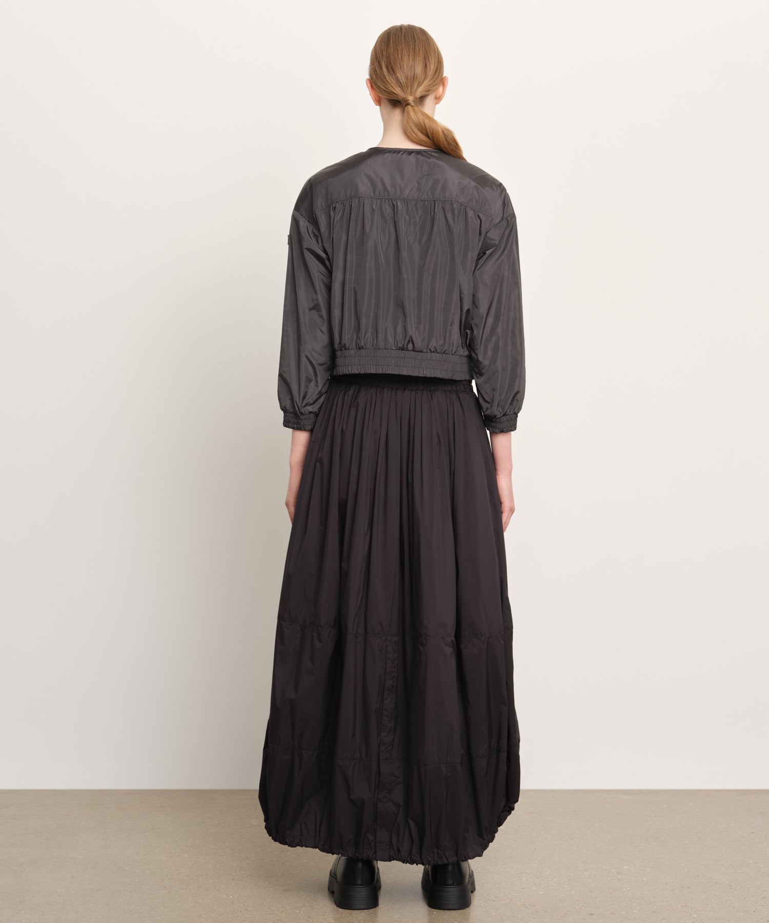 モデル身長176cm、着用サイズ2、着用カラーC.GRAY