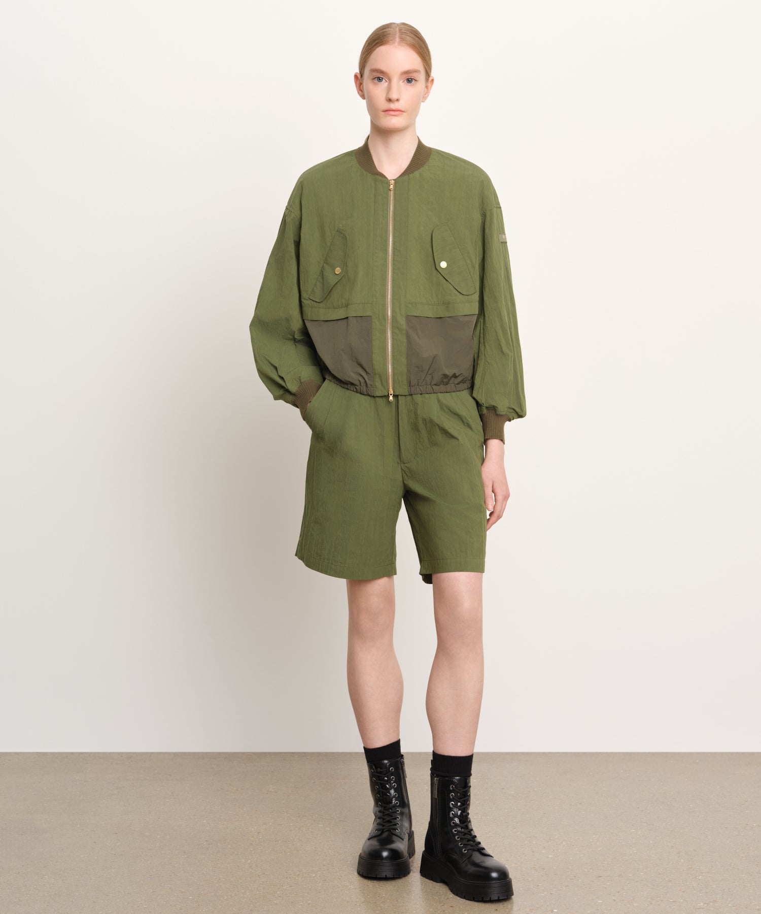 モデル身長176cm、着用サイズ2、着用カラーKHAKI