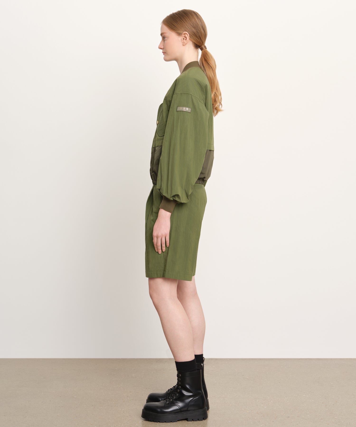 モデル身長176cm、着用サイズ2、着用カラーKHAKI